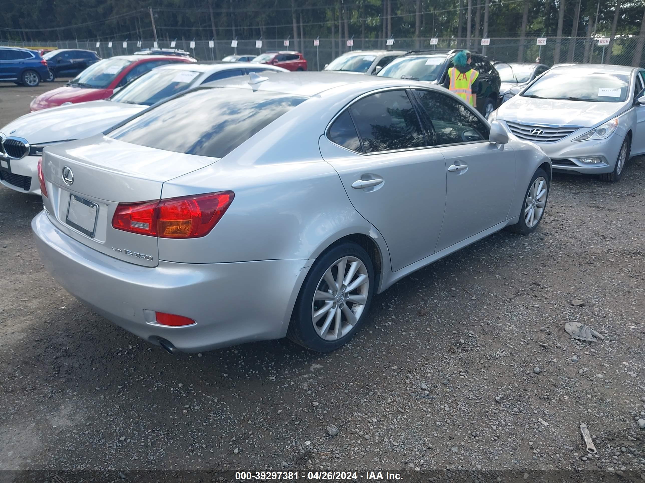 Photo 3 VIN: JTHCK262082024311 - LEXUS IS 