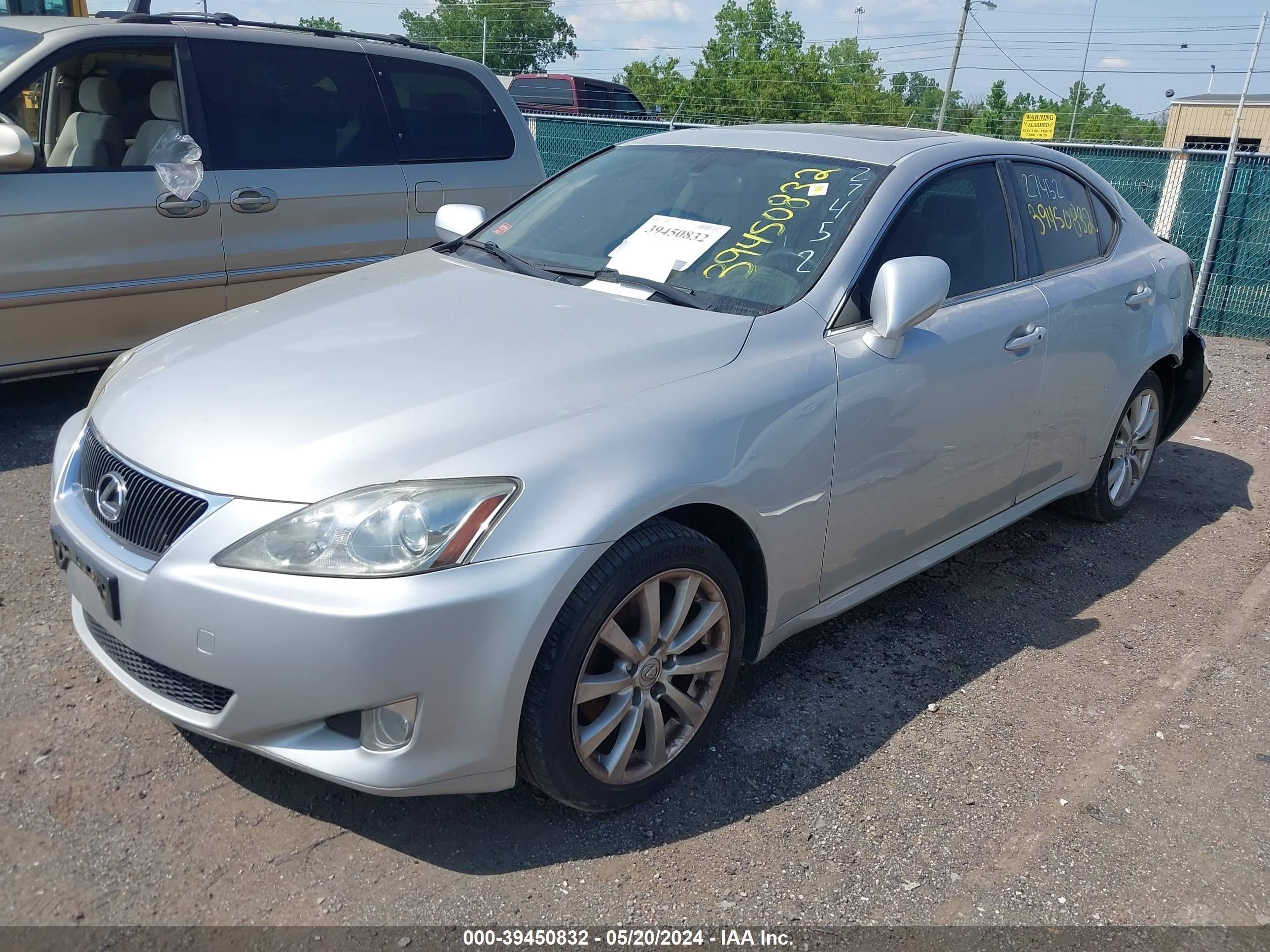 Photo 1 VIN: JTHCK262082027452 - LEXUS IS 