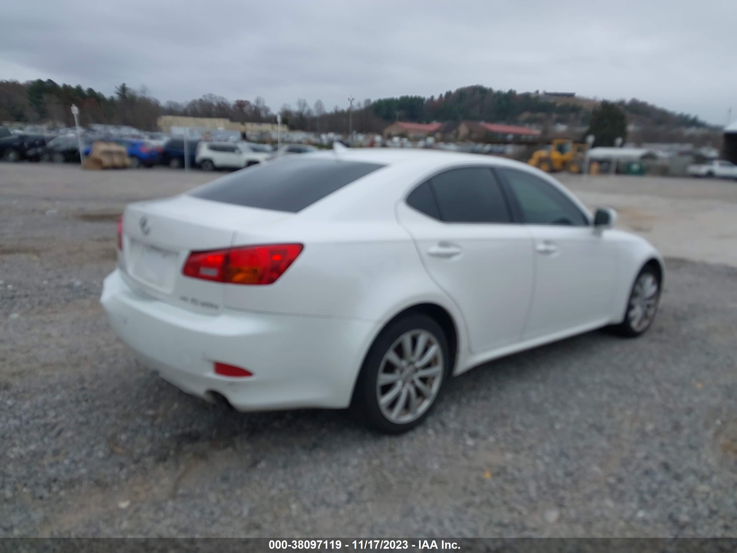 Photo 3 VIN: JTHCK262085020404 - LEXUS IS 