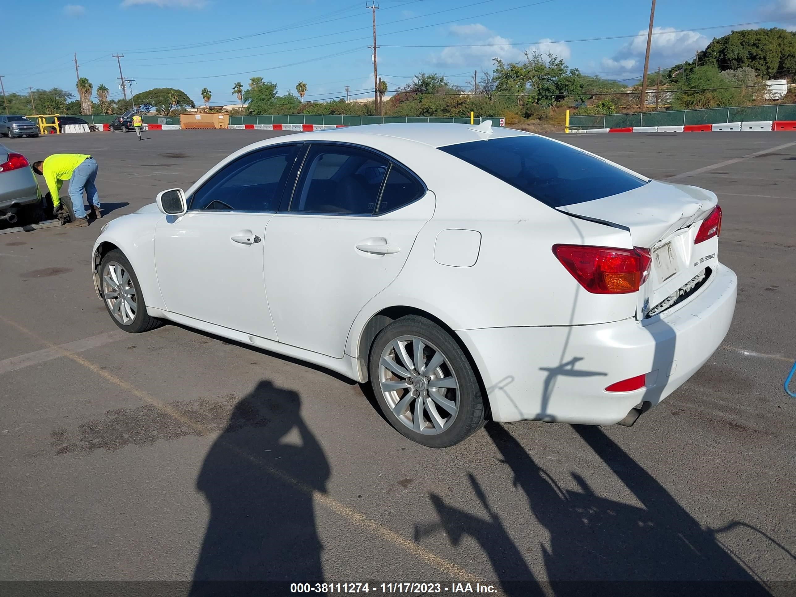 Photo 2 VIN: JTHCK262172016815 - LEXUS IS 