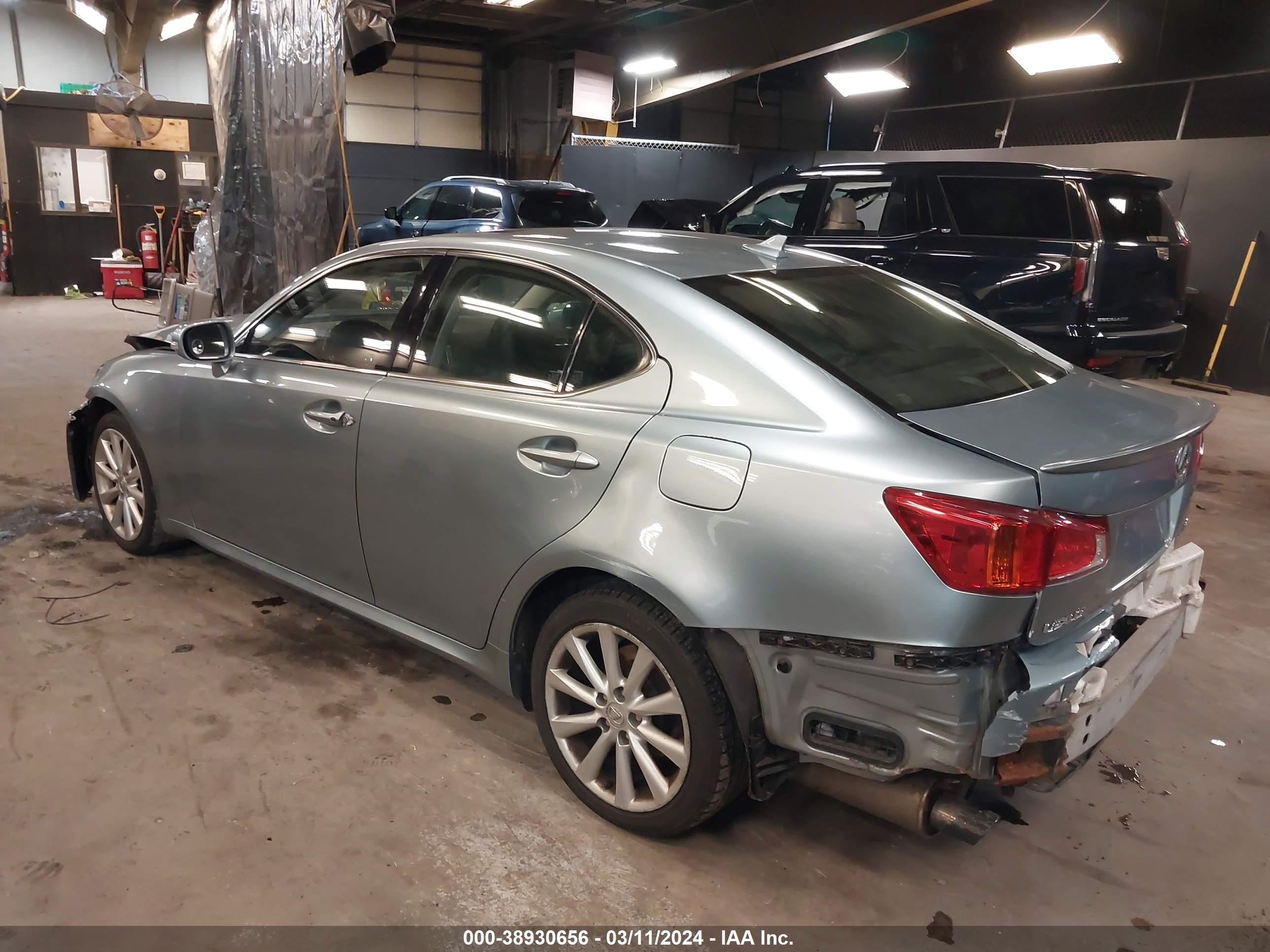 Photo 2 VIN: JTHCK262195035172 - LEXUS IS 