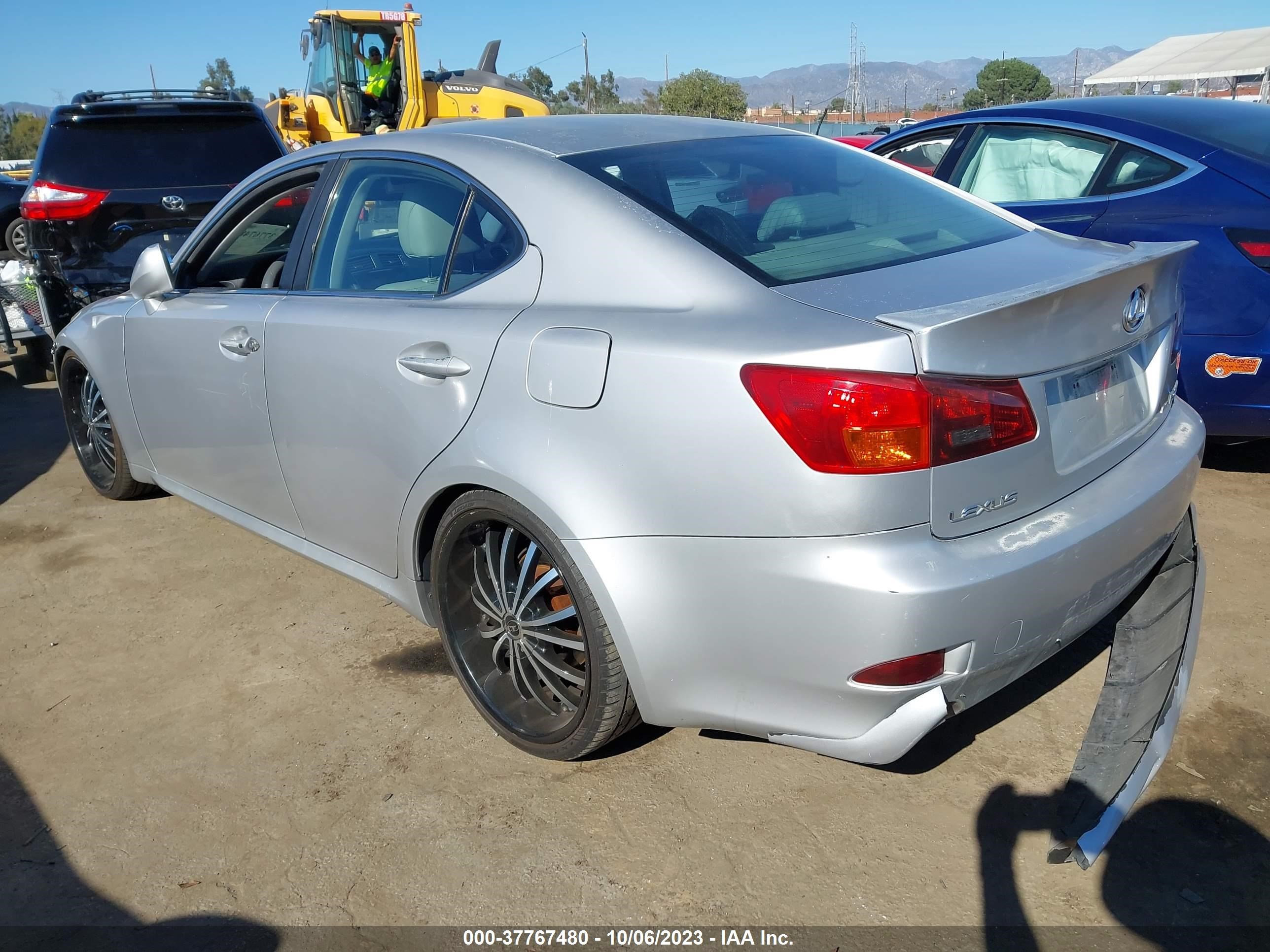 Photo 2 VIN: JTHCK262562004598 - LEXUS IS 