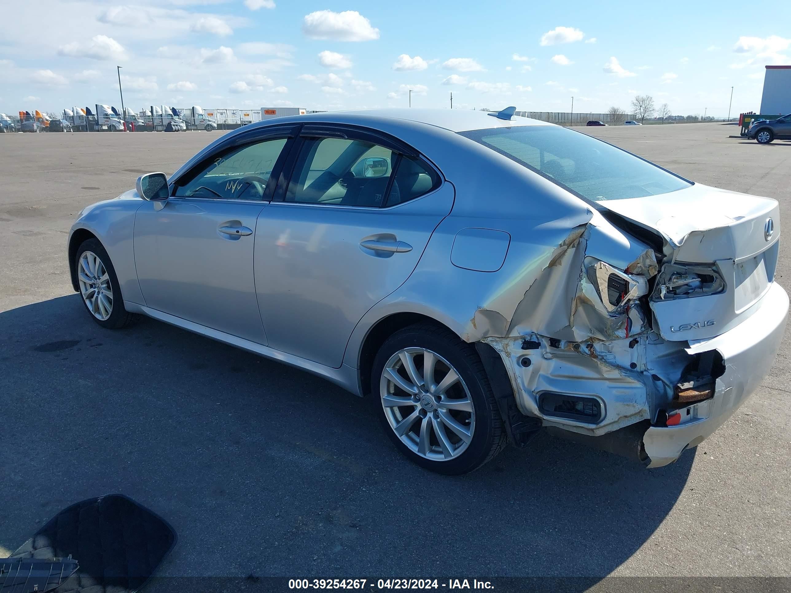 Photo 2 VIN: JTHCK262572019250 - LEXUS IS 