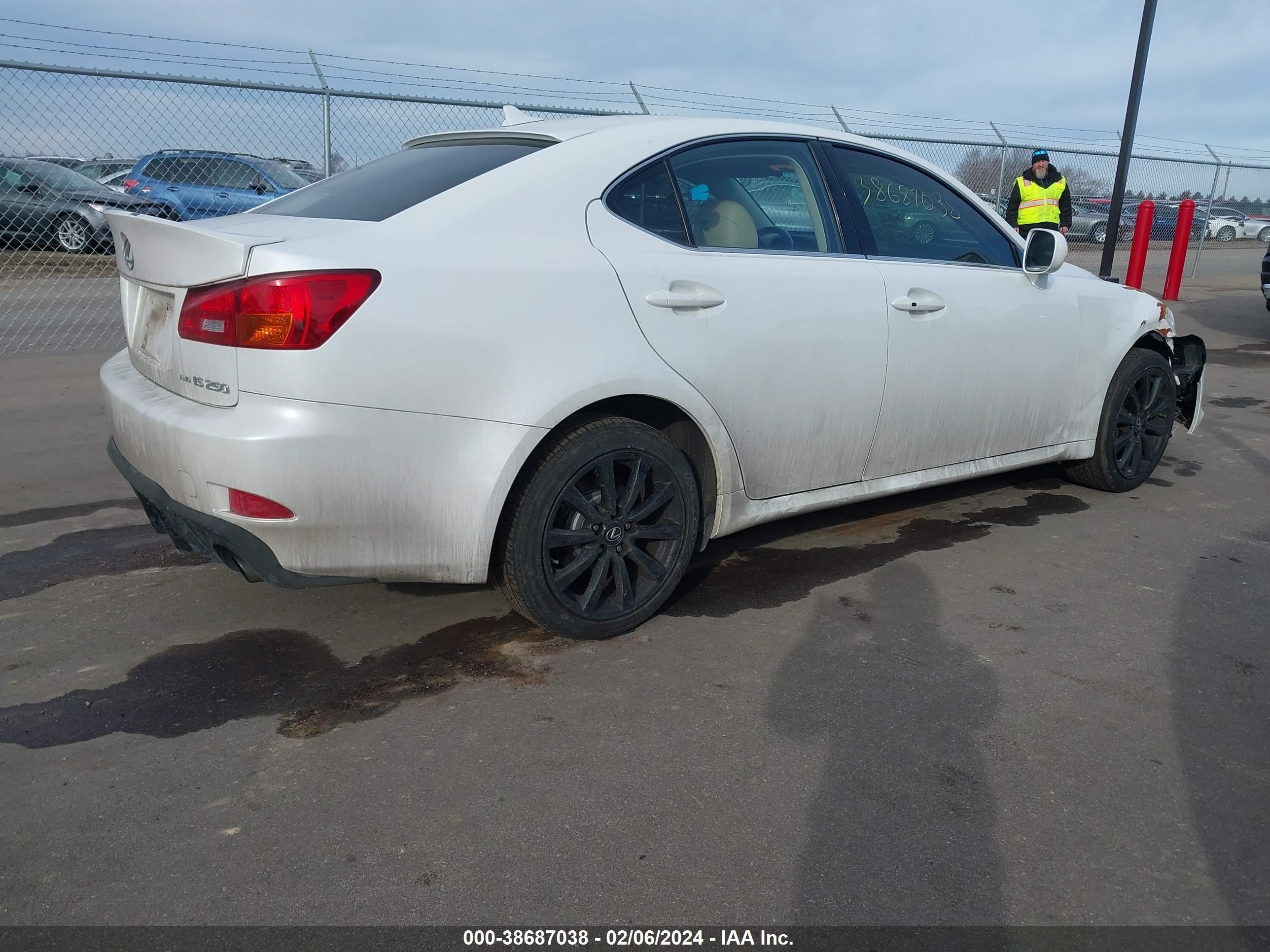 Photo 3 VIN: JTHCK262672017717 - LEXUS IS 