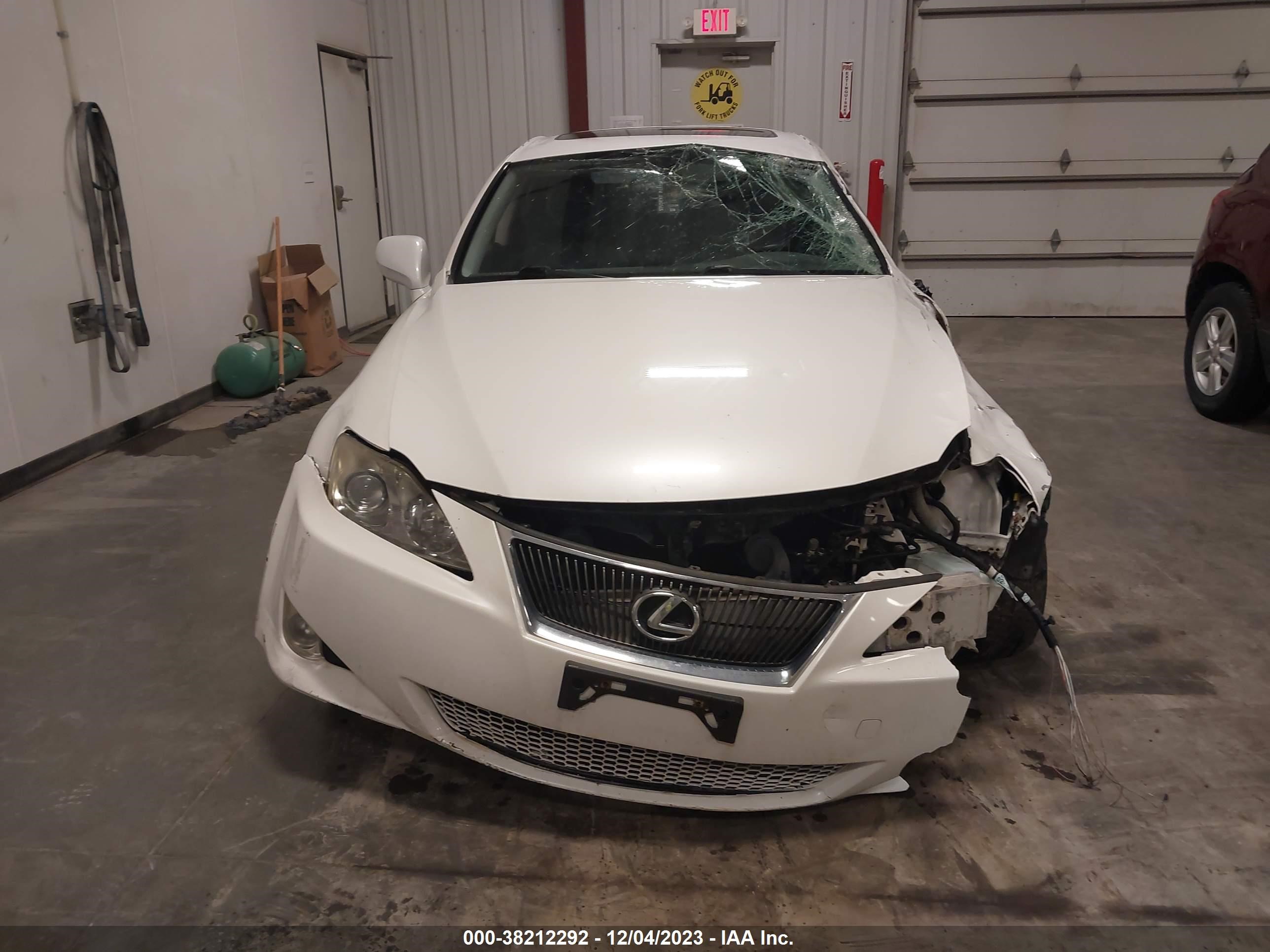 Photo 11 VIN: JTHCK262785016477 - LEXUS IS 