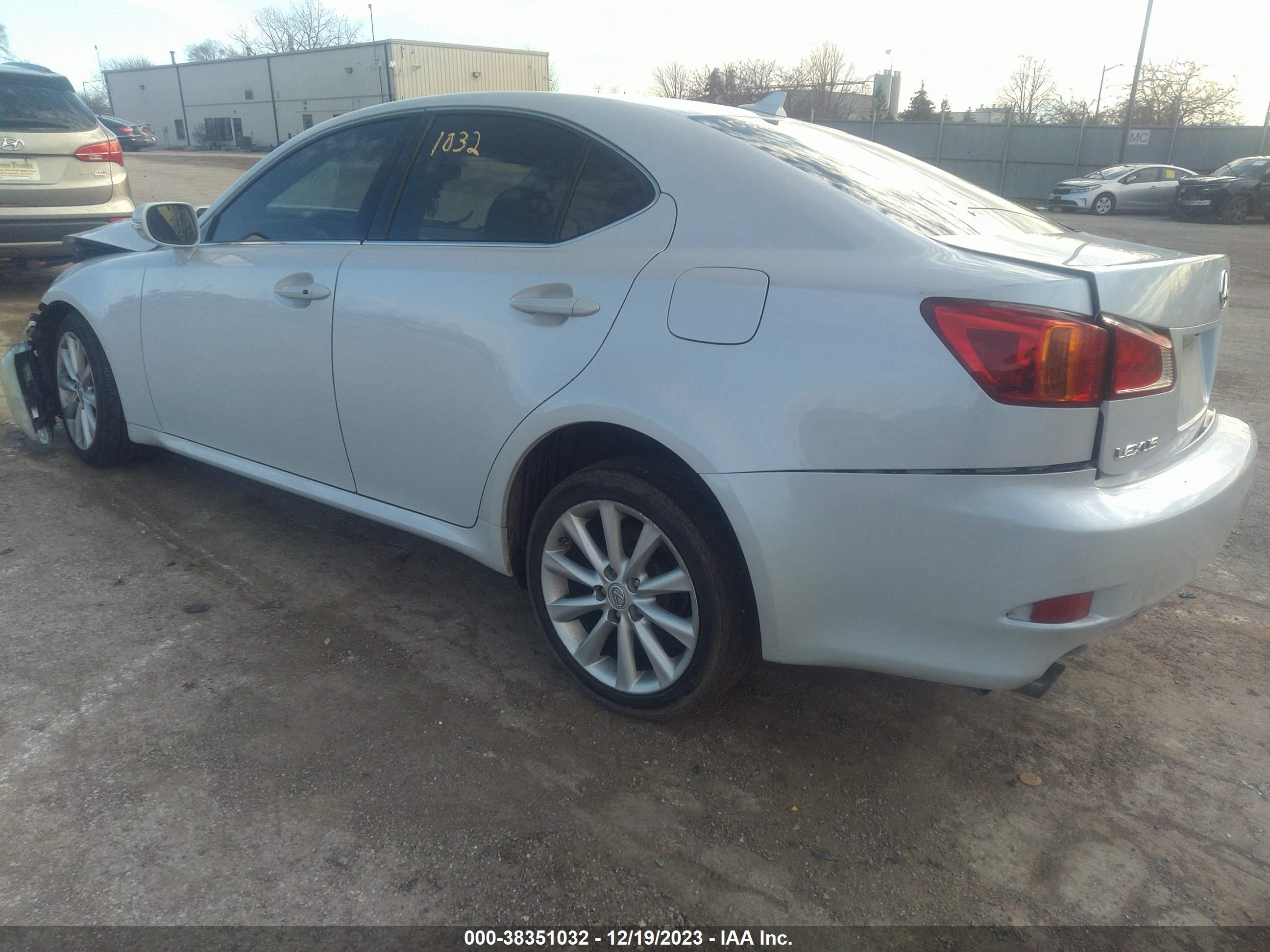 Photo 2 VIN: JTHCK262X92031297 - LEXUS IS 