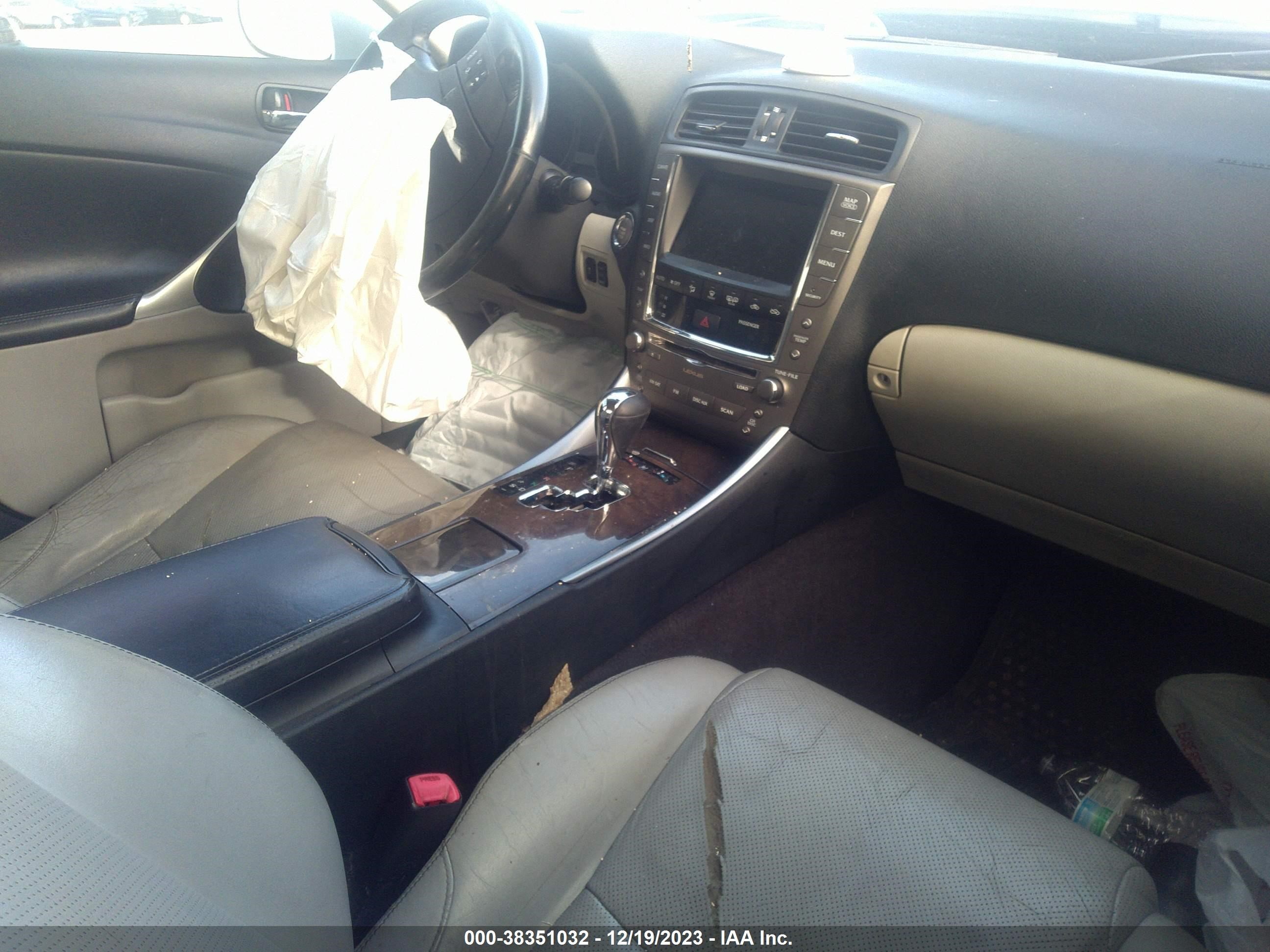 Photo 4 VIN: JTHCK262X92031297 - LEXUS IS 