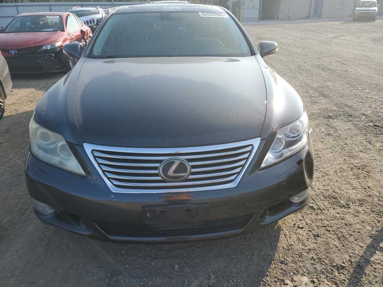 Photo 4 VIN: JTHCL5EF1B5009888 - LEXUS LS 