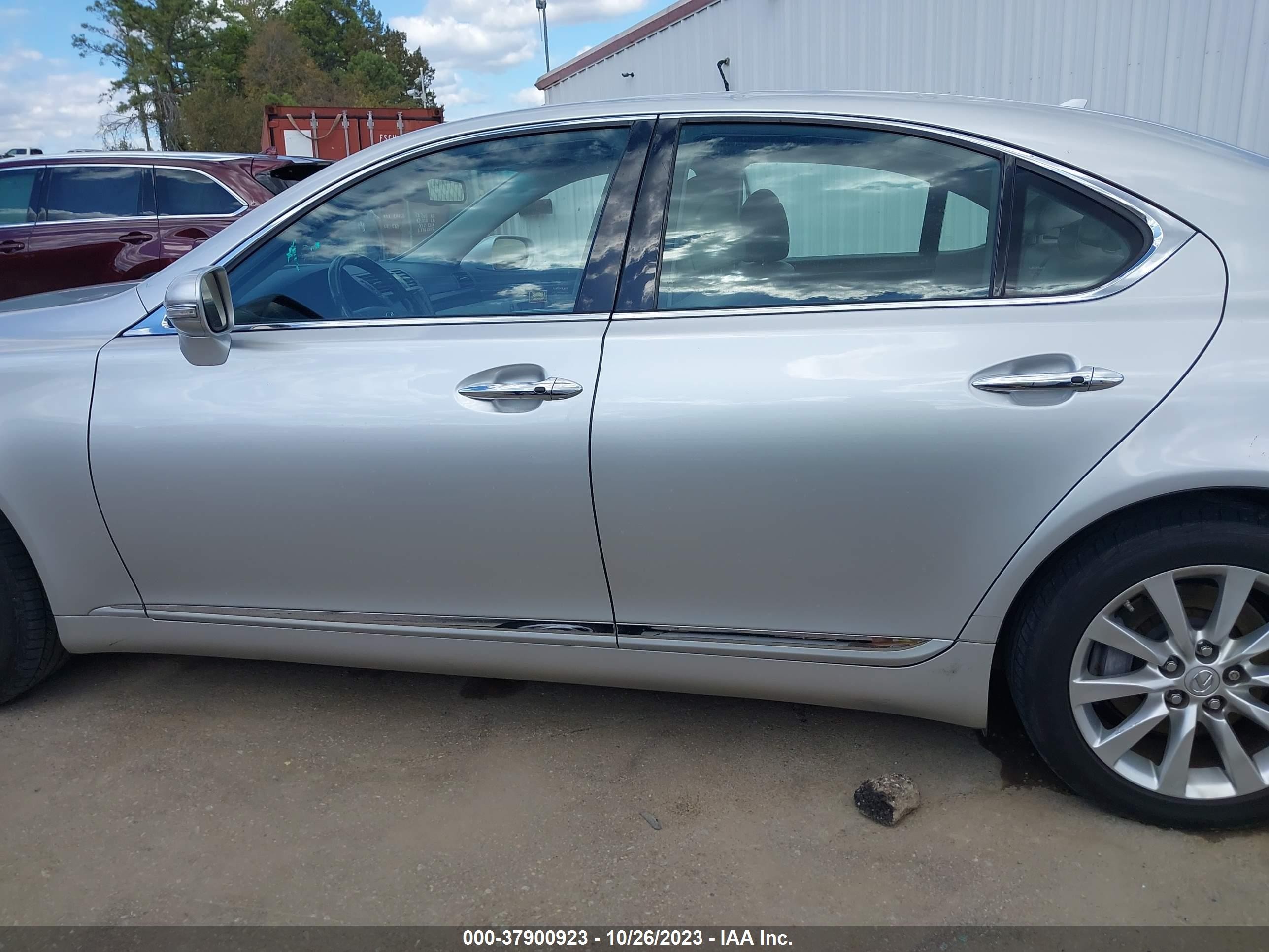 Photo 13 VIN: JTHCL5EF6A5006998 - LEXUS LS 