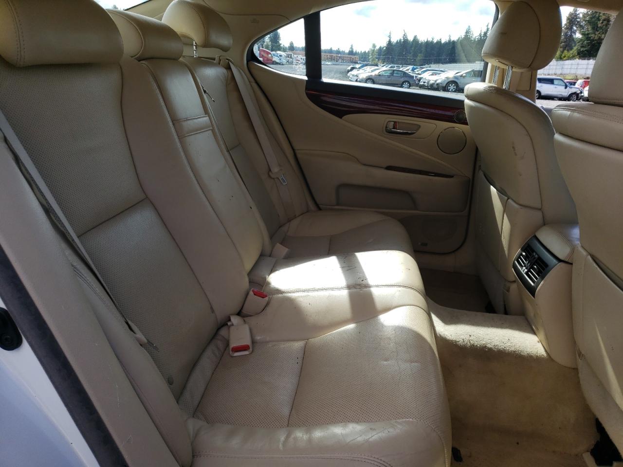 Photo 9 VIN: JTHCL5EF8B5010004 - LEXUS LS 