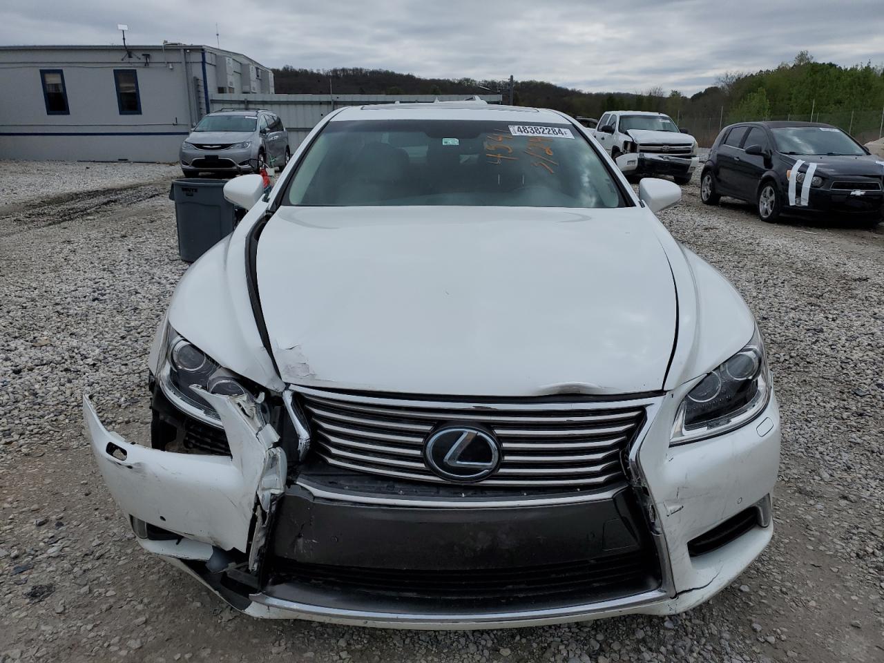 Photo 4 VIN: JTHCL5EF8F5024541 - LEXUS LS 