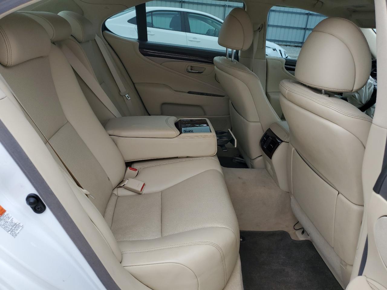 Photo 9 VIN: JTHCL5EF8F5024541 - LEXUS LS 