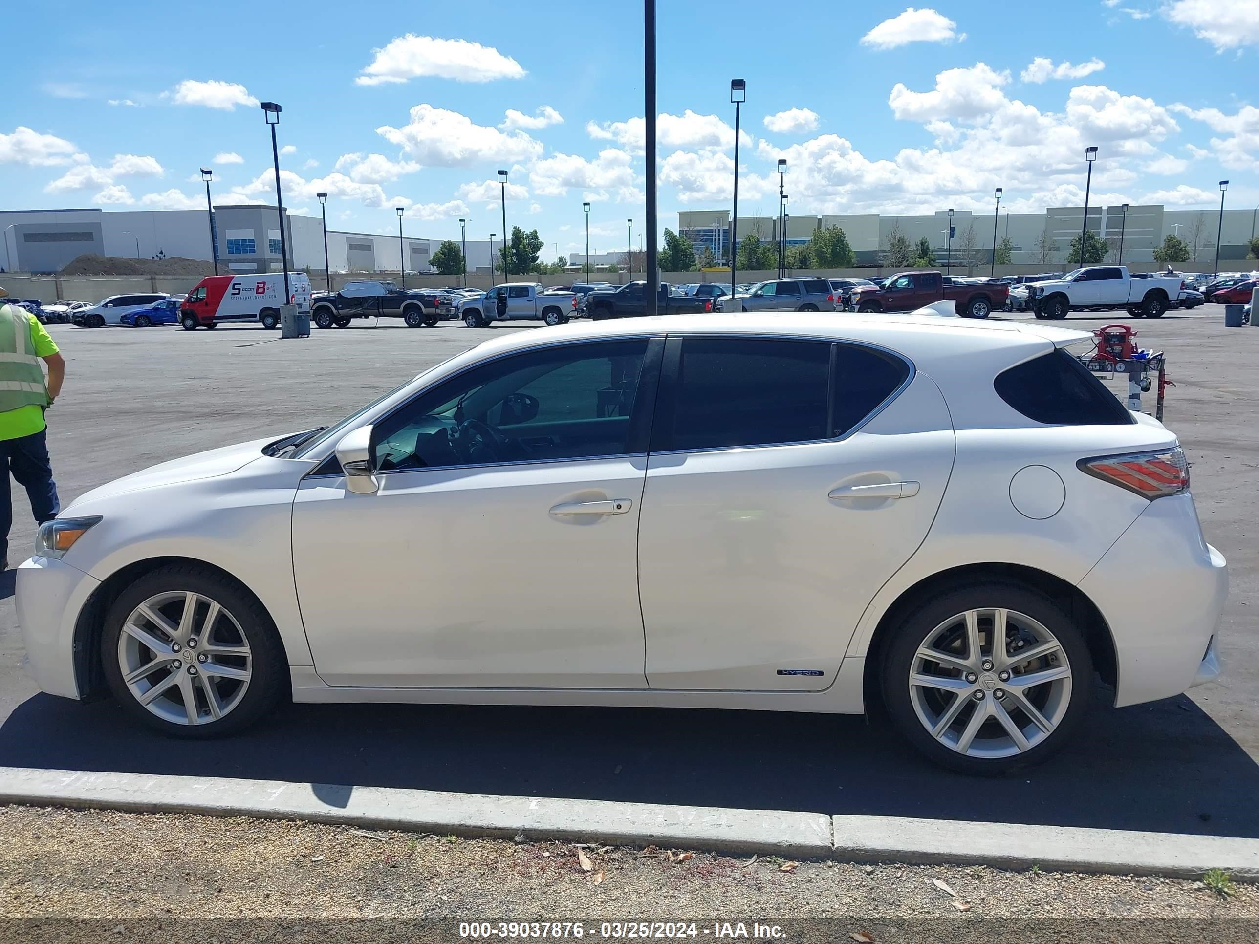 Photo 13 VIN: JTHKD5BH3G2278529 - LEXUS CT 