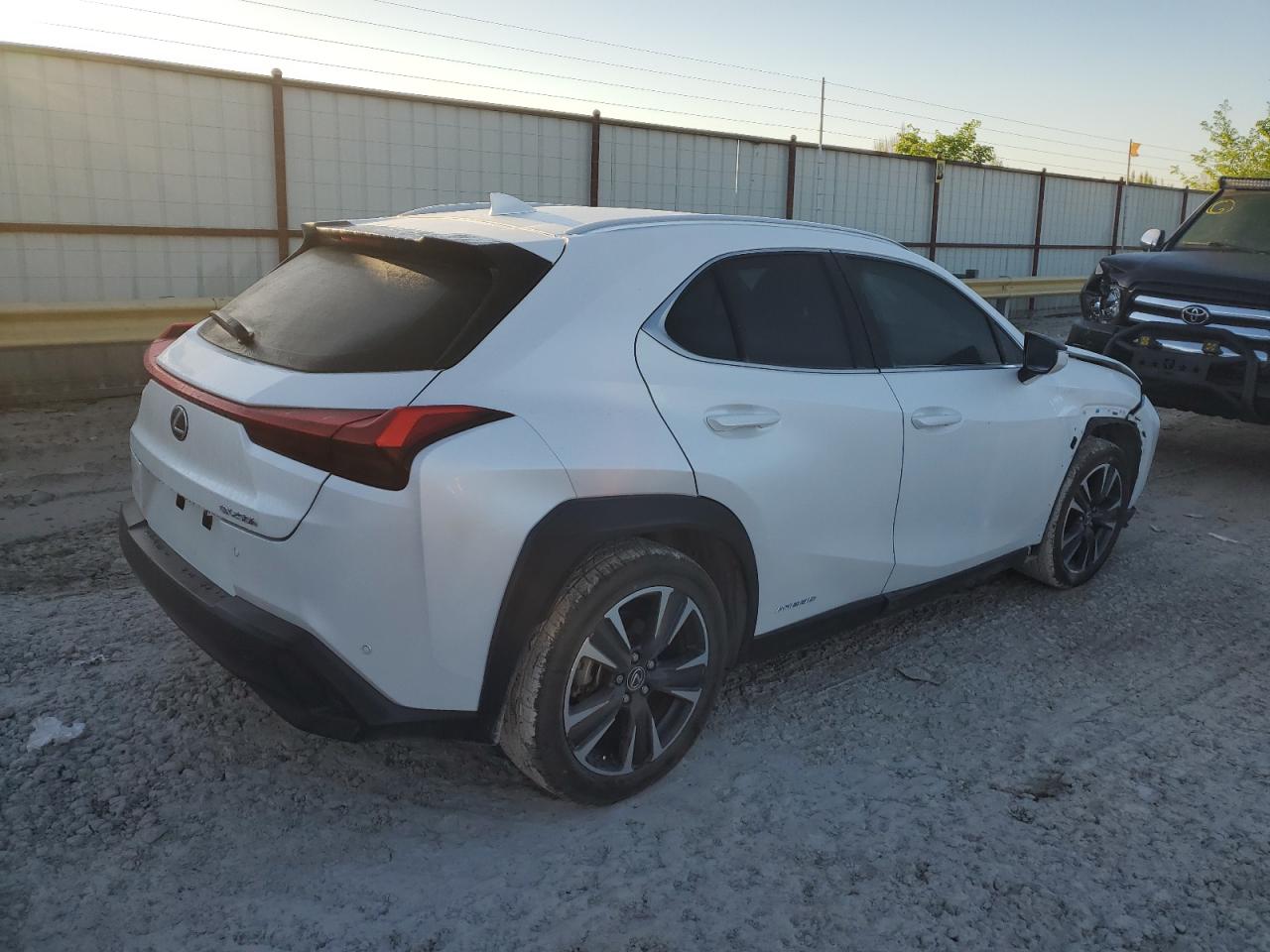 Photo 2 VIN: JTHP9JBH1L2033125 - LEXUS UX 