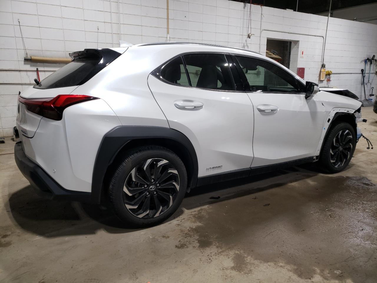 Photo 2 VIN: JTHP9JBH4L2032650 - LEXUS UX 