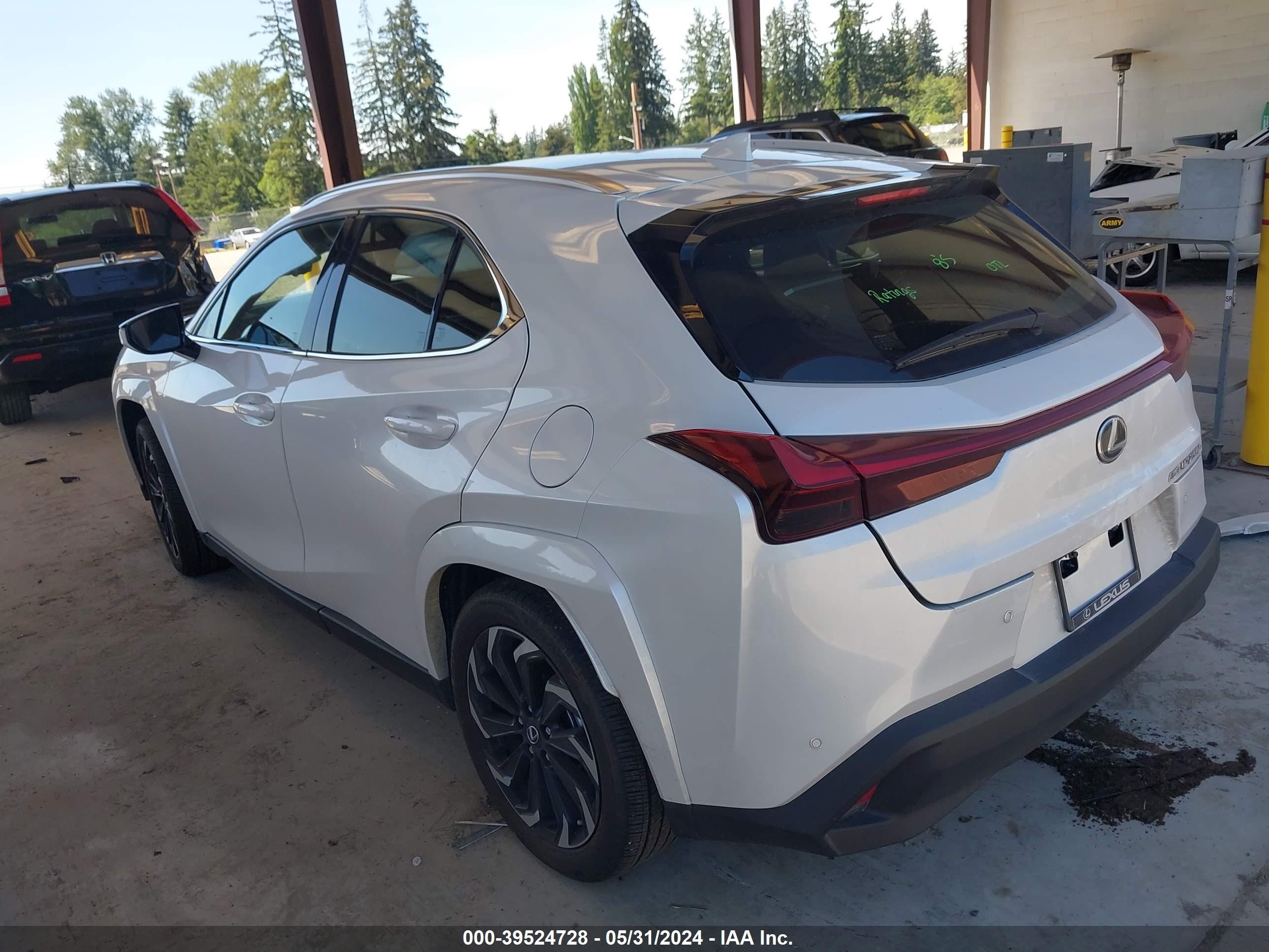 Photo 2 VIN: JTHP9JBH9R2071629 - LEXUS UX 