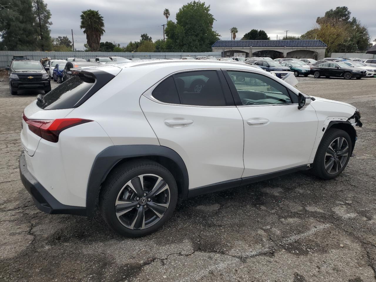 Photo 2 VIN: JTHX3JBH2M2034724 - LEXUS UX 