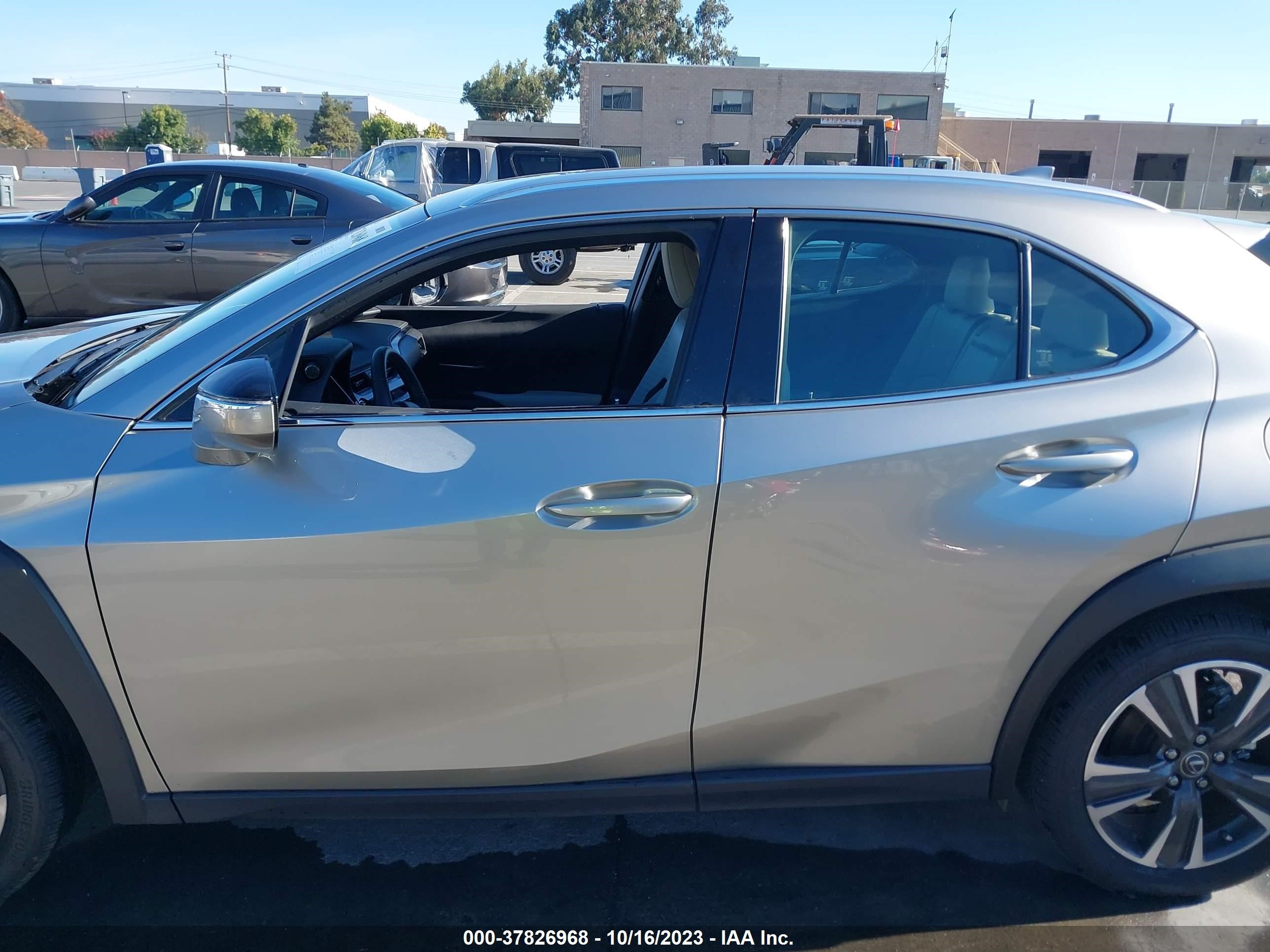 Photo 13 VIN: JTHX3JBH5N2047162 - LEXUS UX 