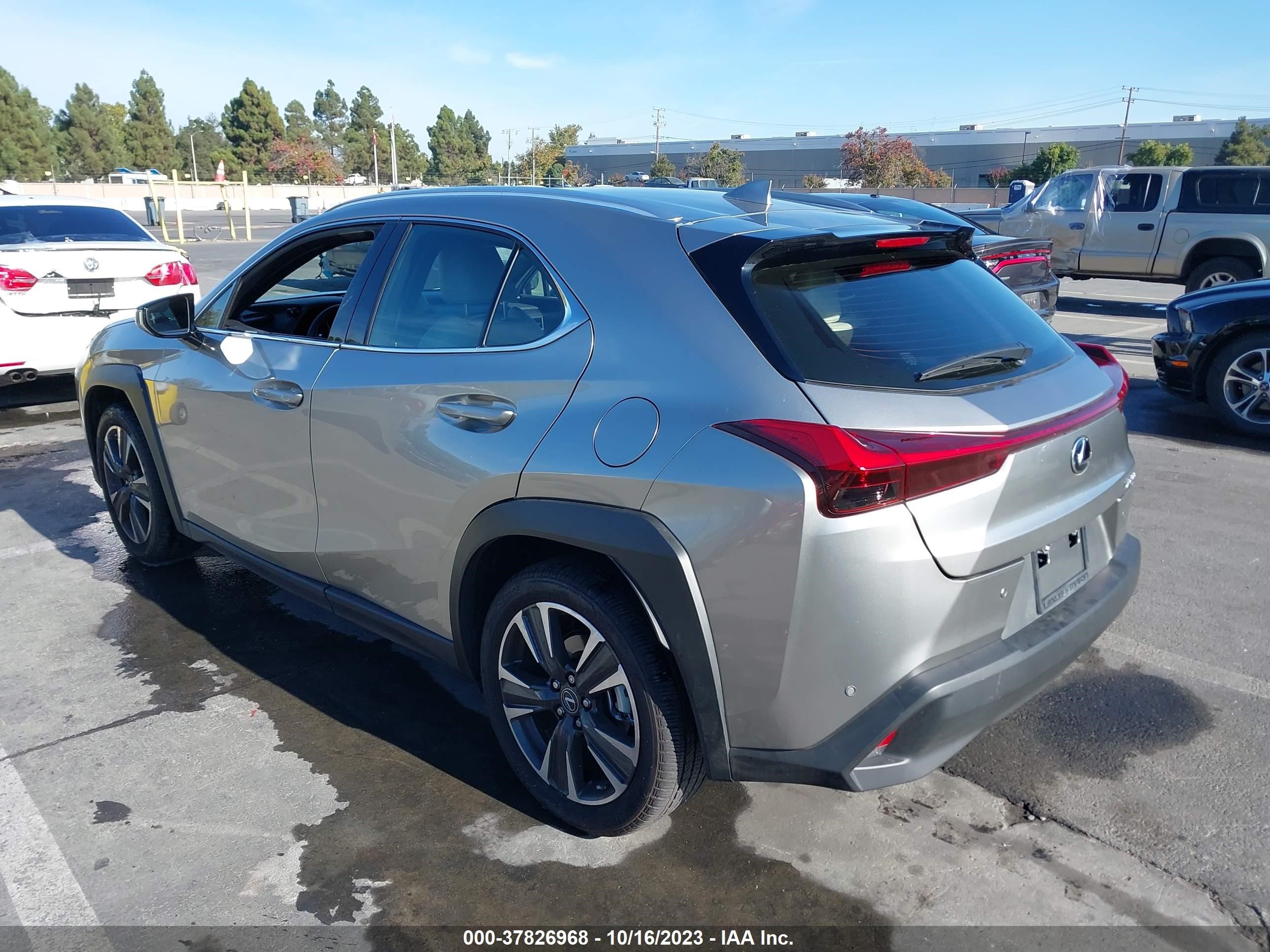 Photo 2 VIN: JTHX3JBH5N2047162 - LEXUS UX 