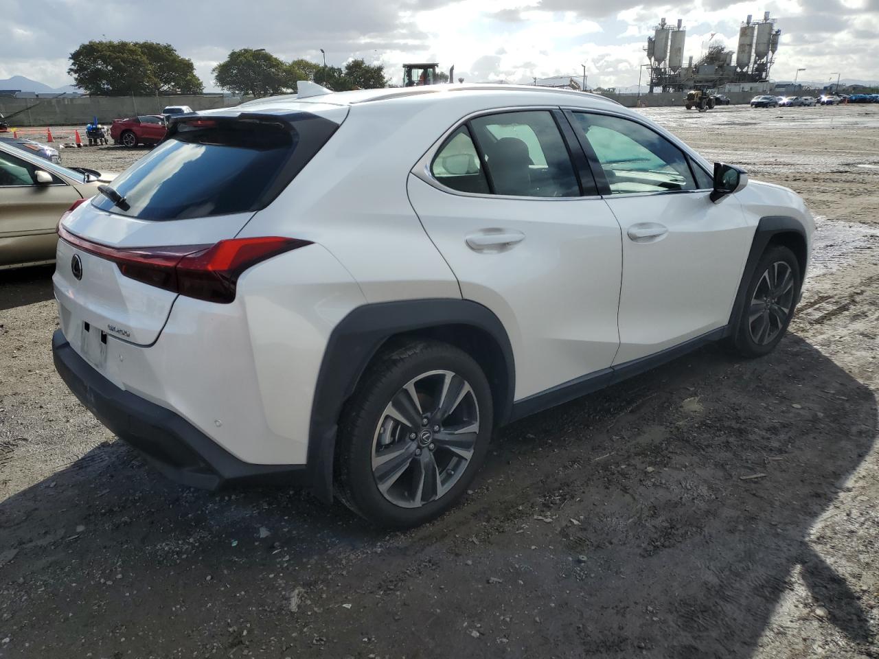 Photo 2 VIN: JTHX3JBHXM2042408 - LEXUS UX 