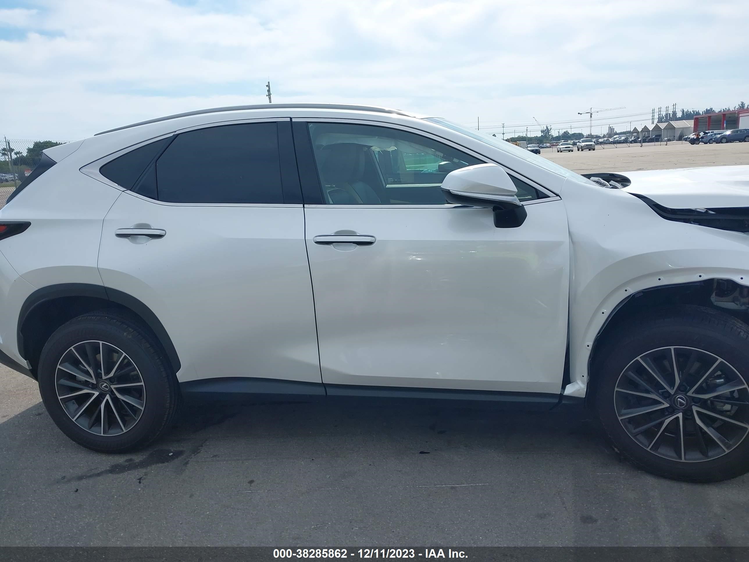 Photo 13 VIN: JTJAKCEZ4R2022475 - LEXUS NX 