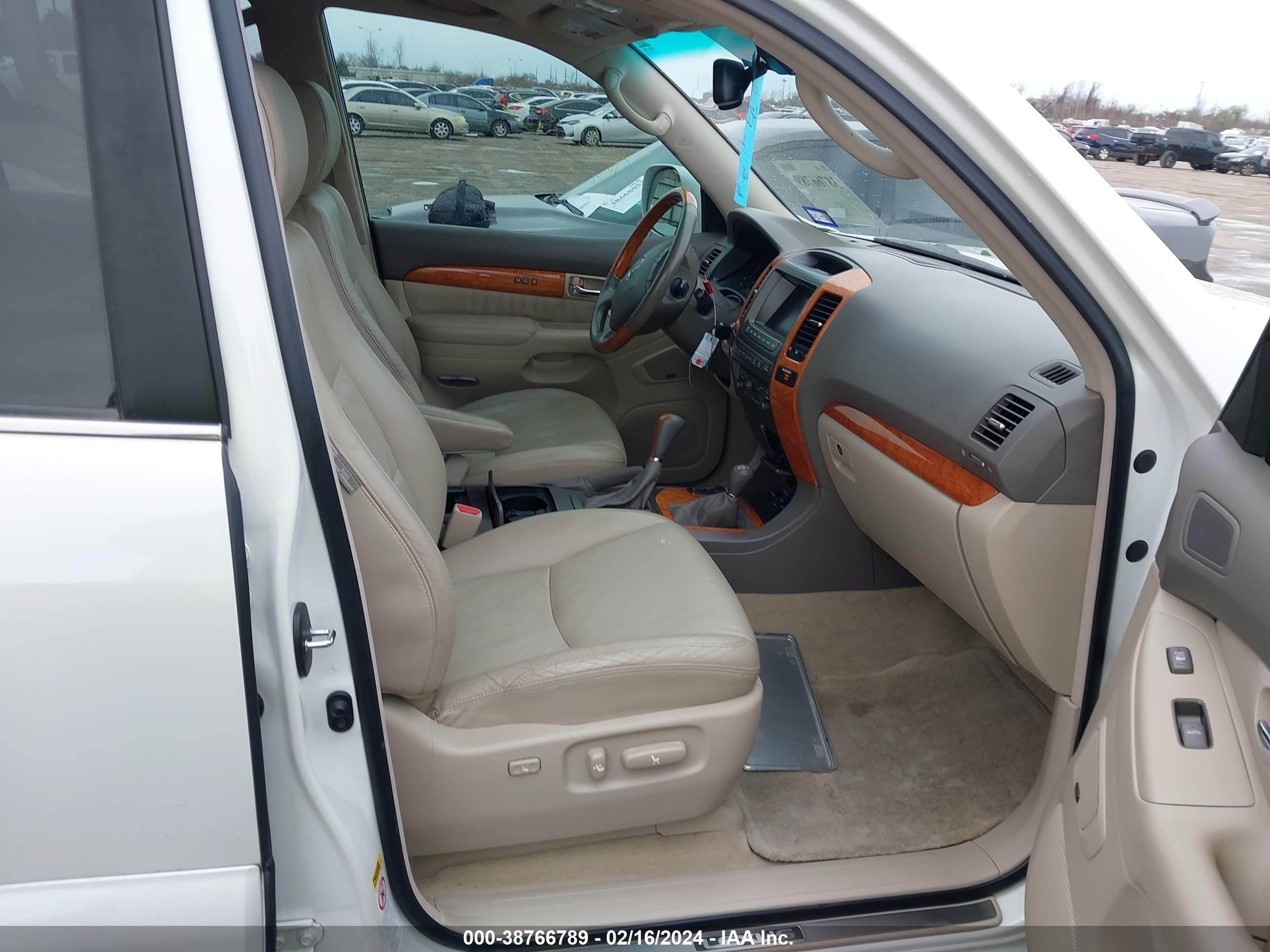 Photo 4 VIN: JTJBT20XX70146910 - LEXUS GX 