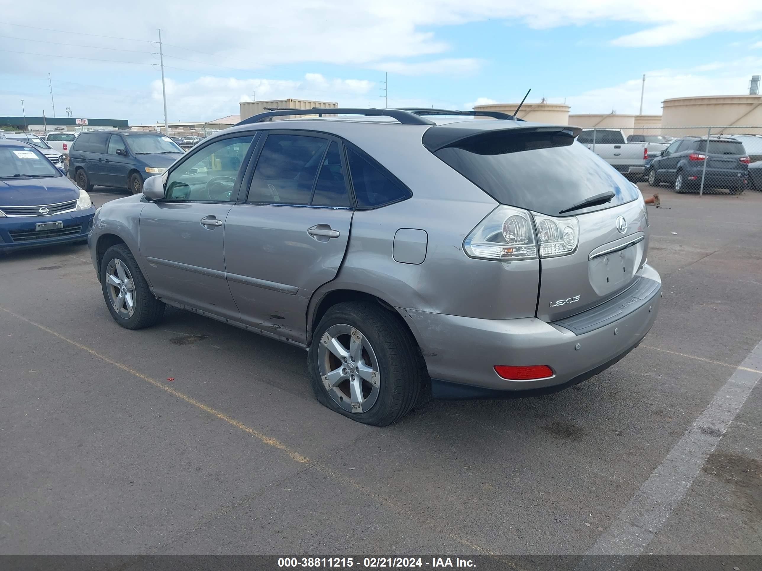 Photo 2 VIN: JTJGA31U250055505 - LEXUS RX 