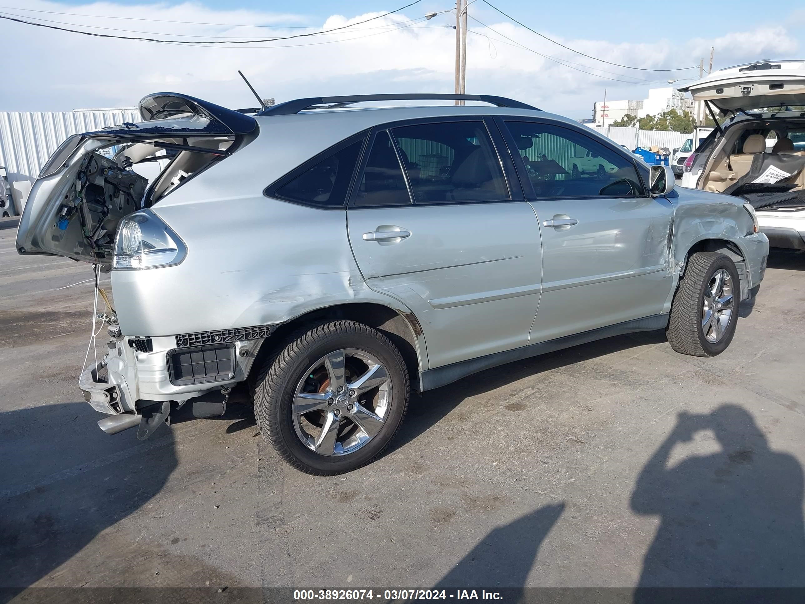 Photo 3 VIN: JTJHA31U640067546 - LEXUS RX 