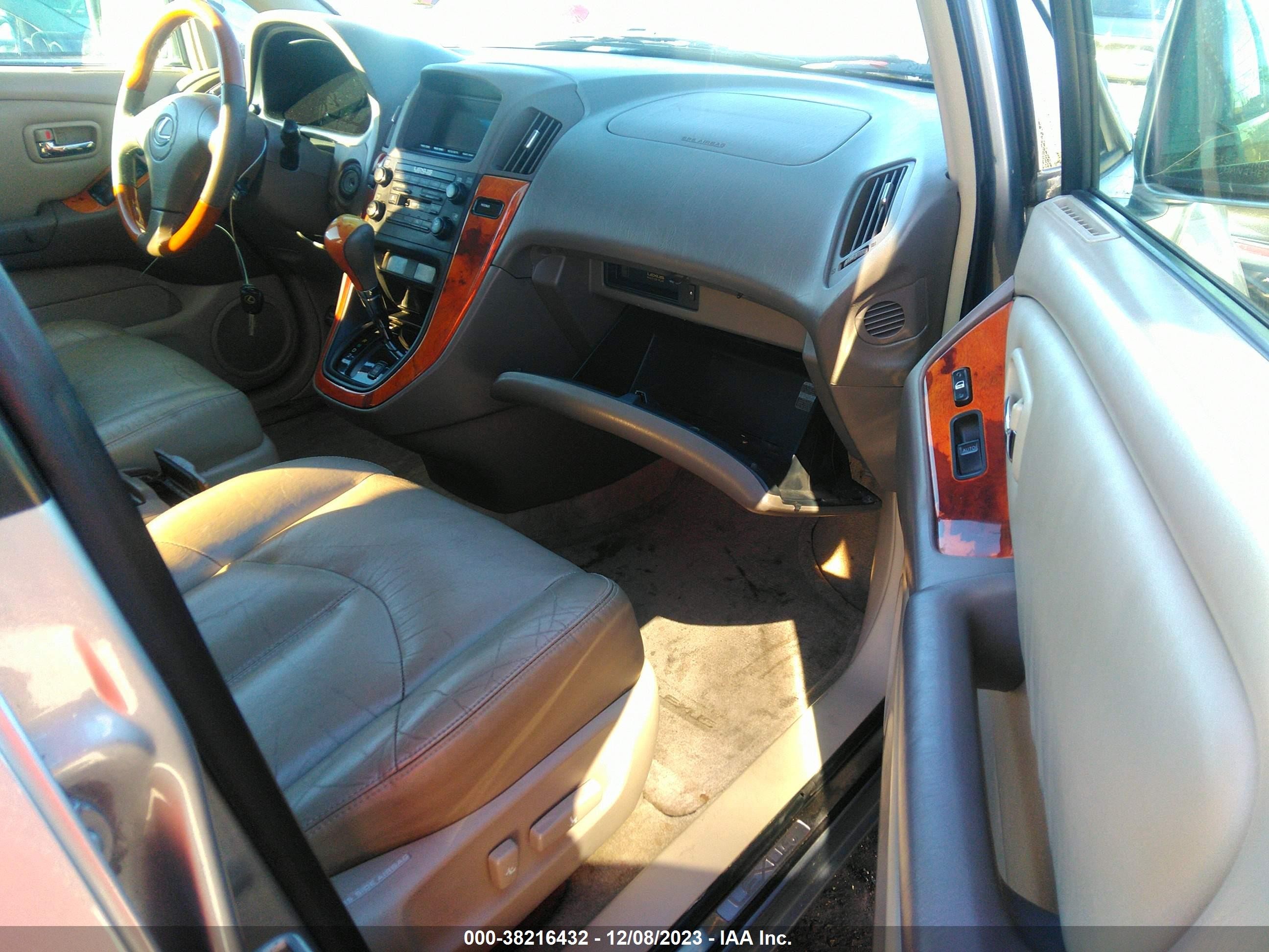 Photo 4 VIN: JTJHF10U020258593 - LEXUS RX 