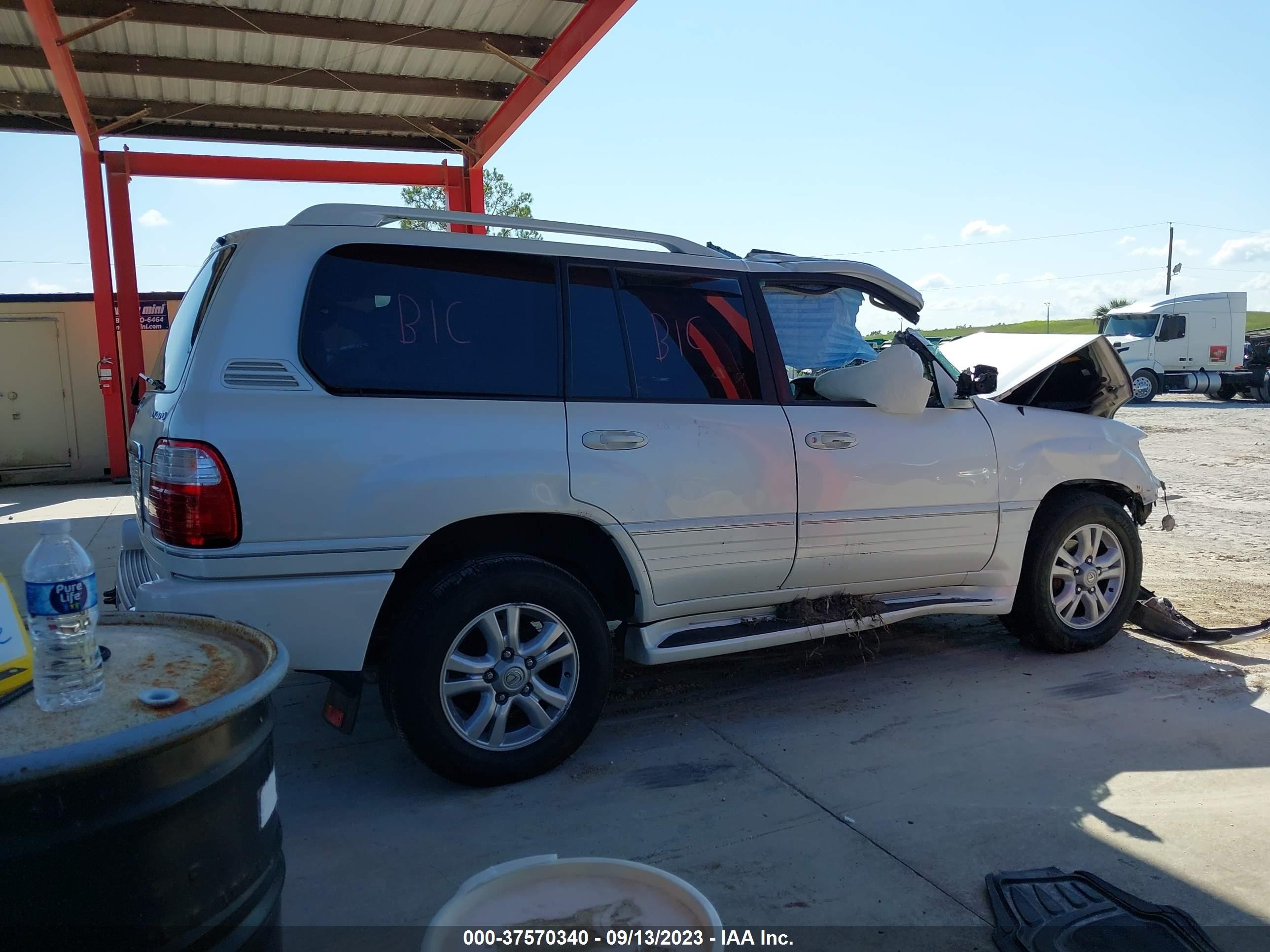 Photo 12 VIN: JTJHT00WX53555667 - LEXUS LX 