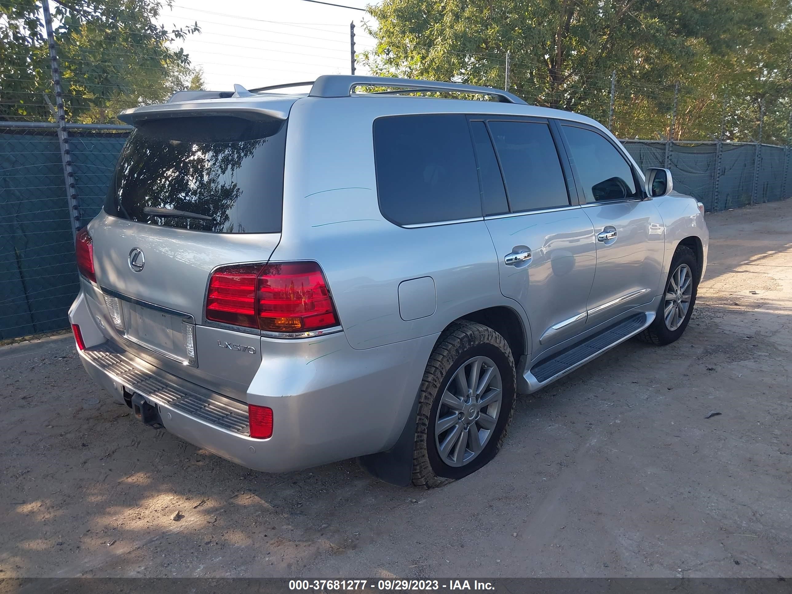 Photo 3 VIN: JTJHY7AX0B4061762 - LEXUS LX 