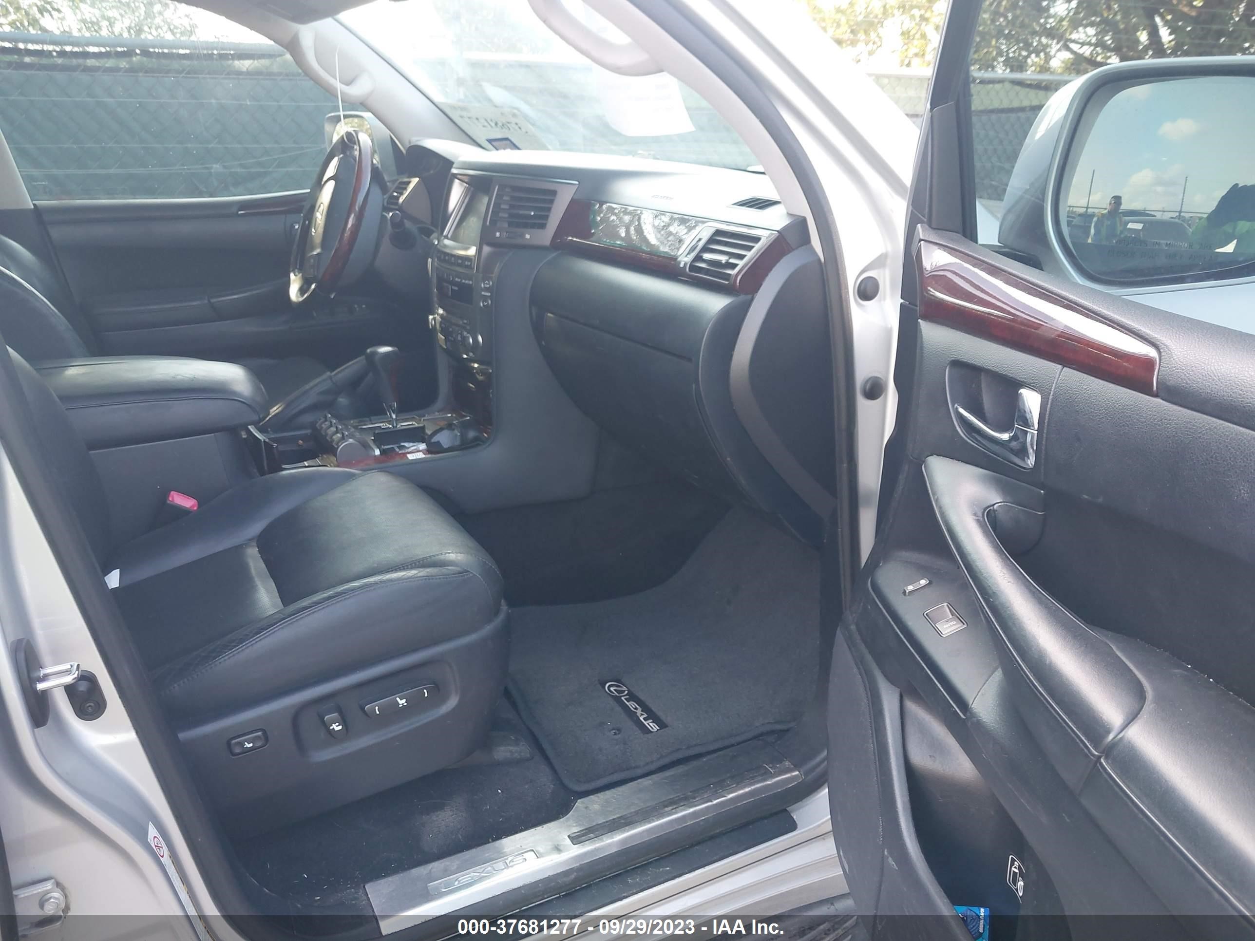 Photo 4 VIN: JTJHY7AX0B4061762 - LEXUS LX 