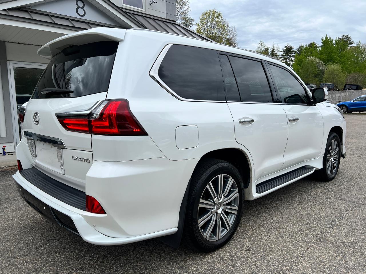 Photo 3 VIN: JTJHY7AX1G4205519 - LEXUS LX 