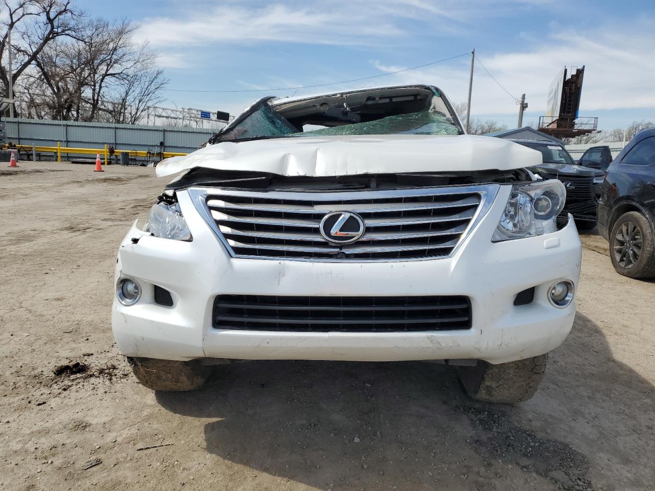 Photo 4 VIN: JTJHY7AX8B4070998 - LEXUS LX 