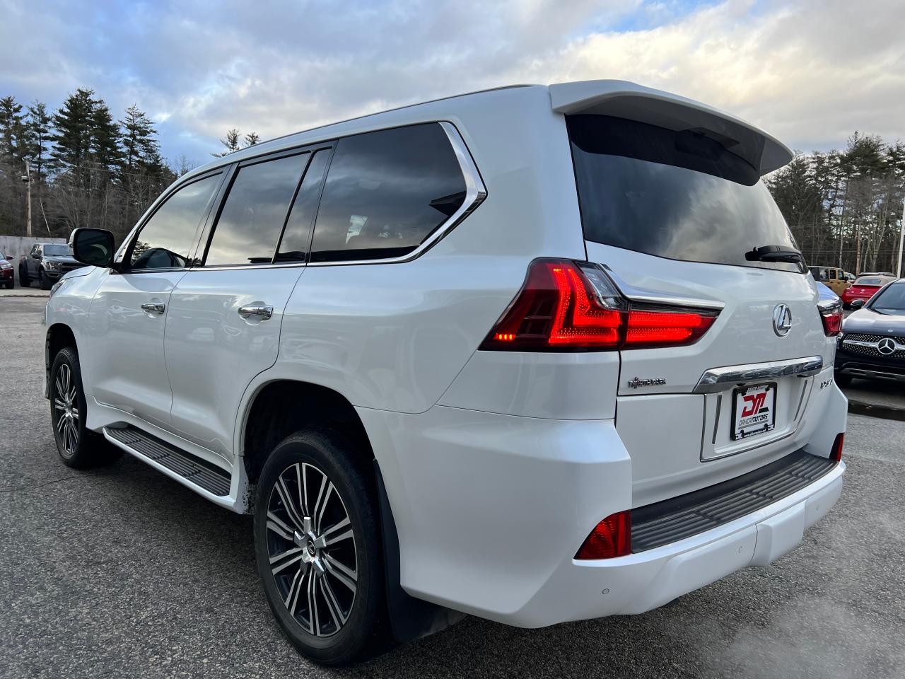 Photo 2 VIN: JTJHY7AX8J4267300 - LEXUS LX 