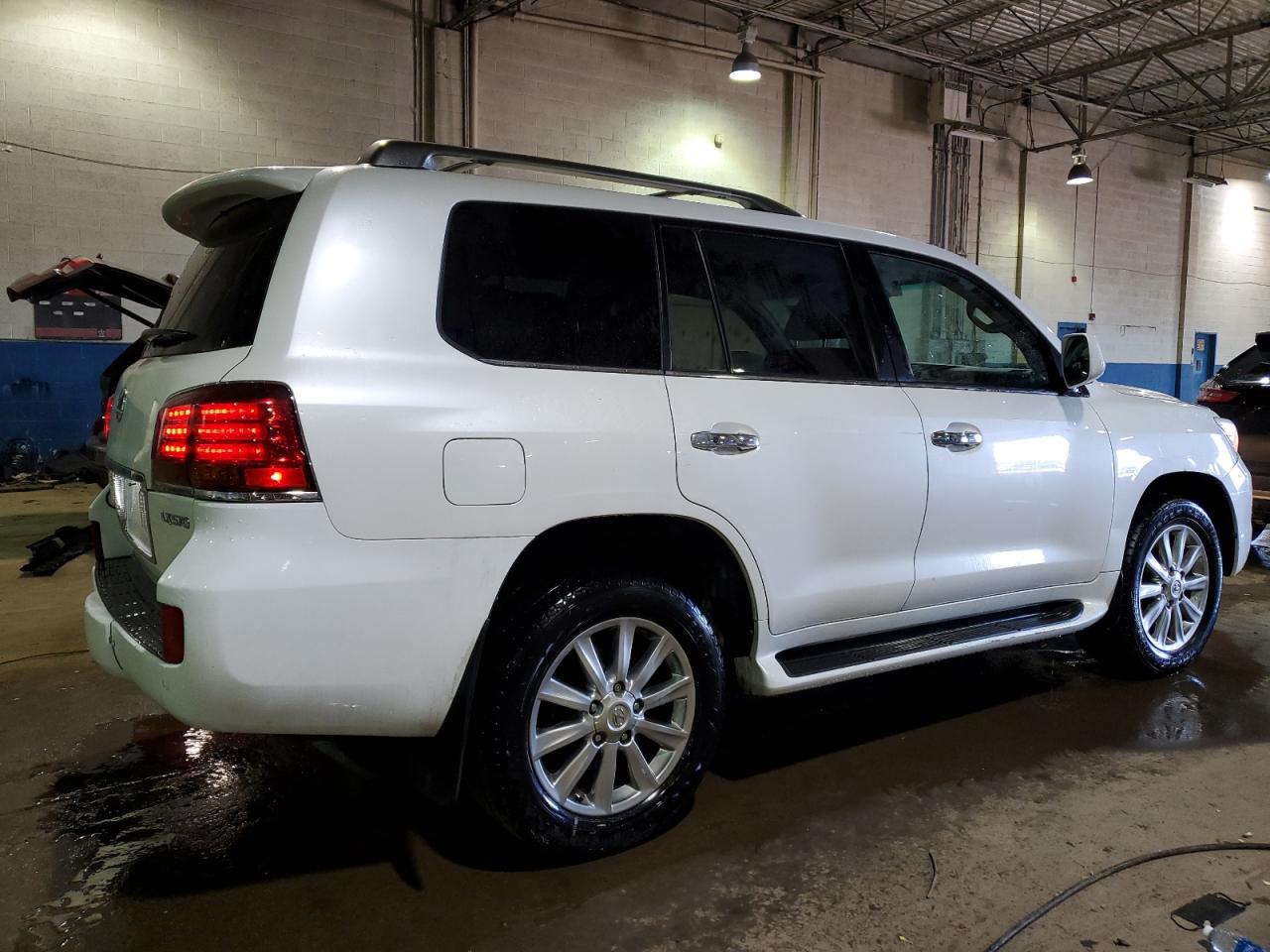 Photo 2 VIN: JTJHY7AX9B4055636 - LEXUS LX 