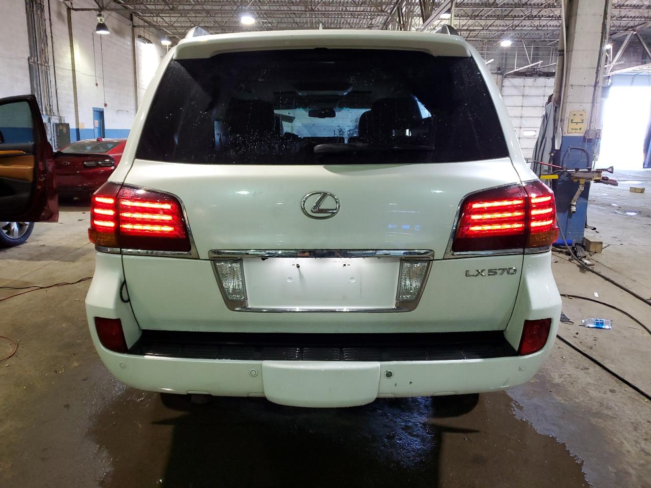 Photo 5 VIN: JTJHY7AX9B4055636 - LEXUS LX 