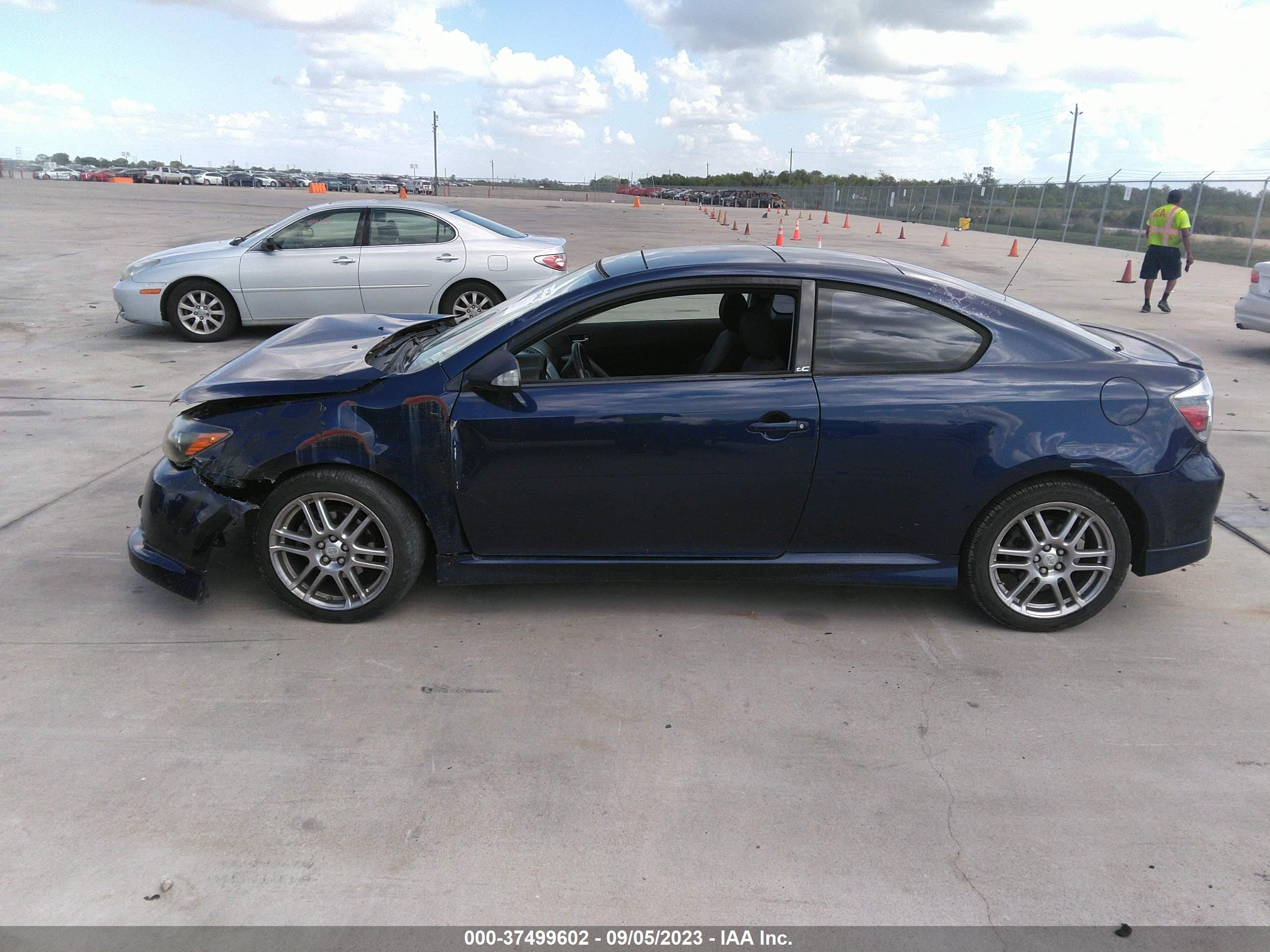 Photo 13 VIN: JTKDE167180226825 - SCION TC 