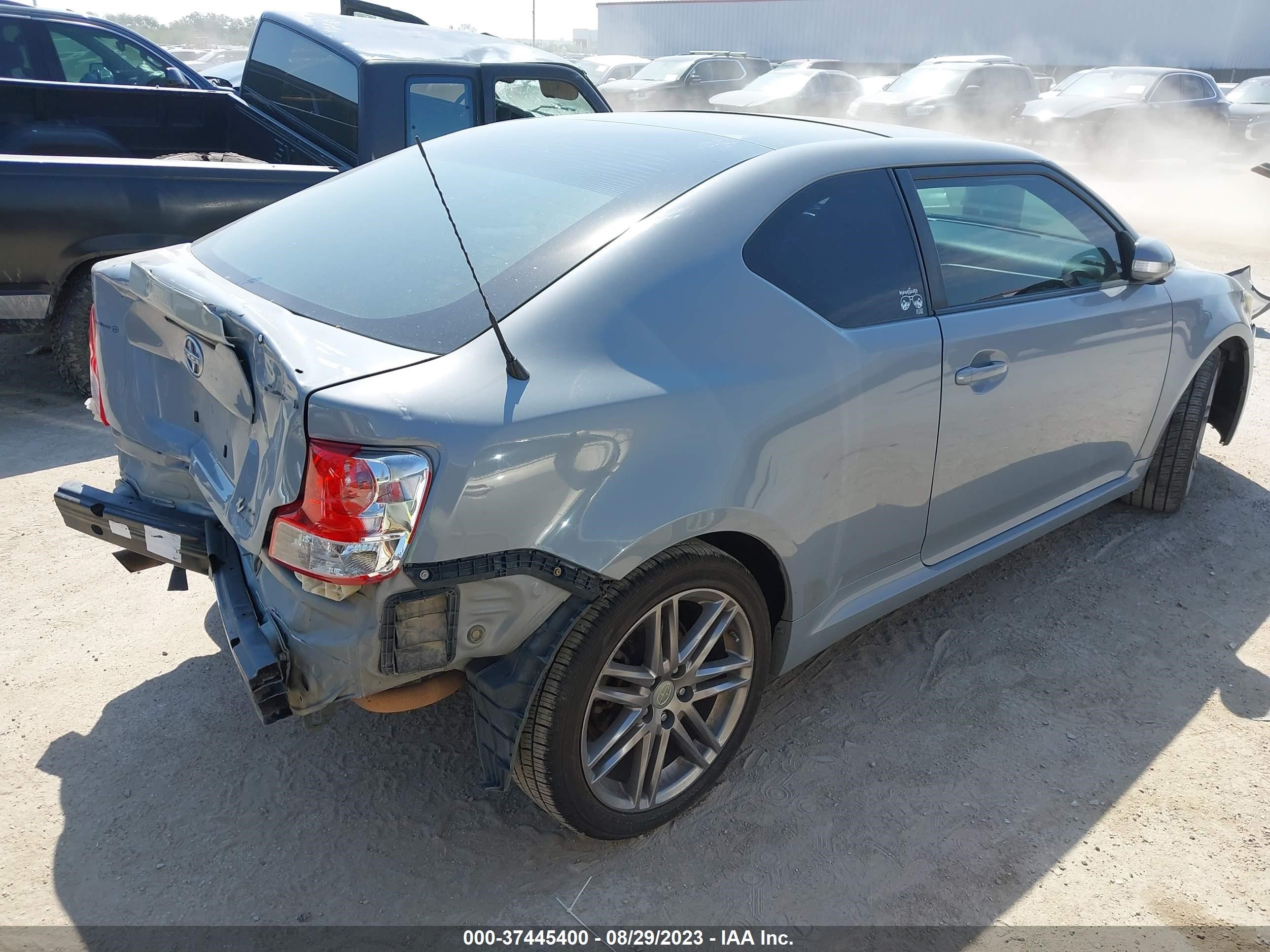 Photo 3 VIN: JTKJF5C76B3018585 - SCION TC 