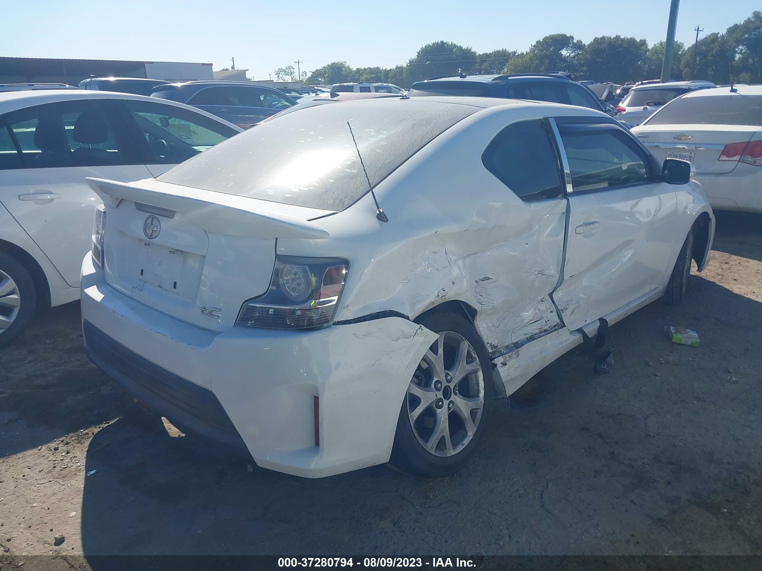 Photo 3 VIN: JTKJF5C76E3069816 - SCION TC 