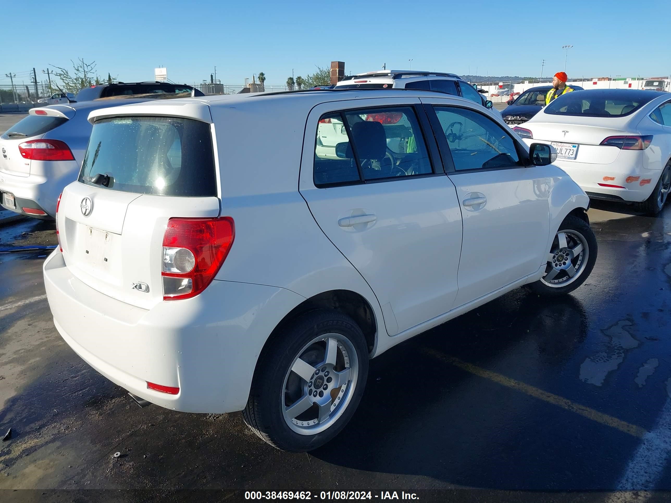 Photo 3 VIN: JTKKU104X8J021667 - SCION XD 