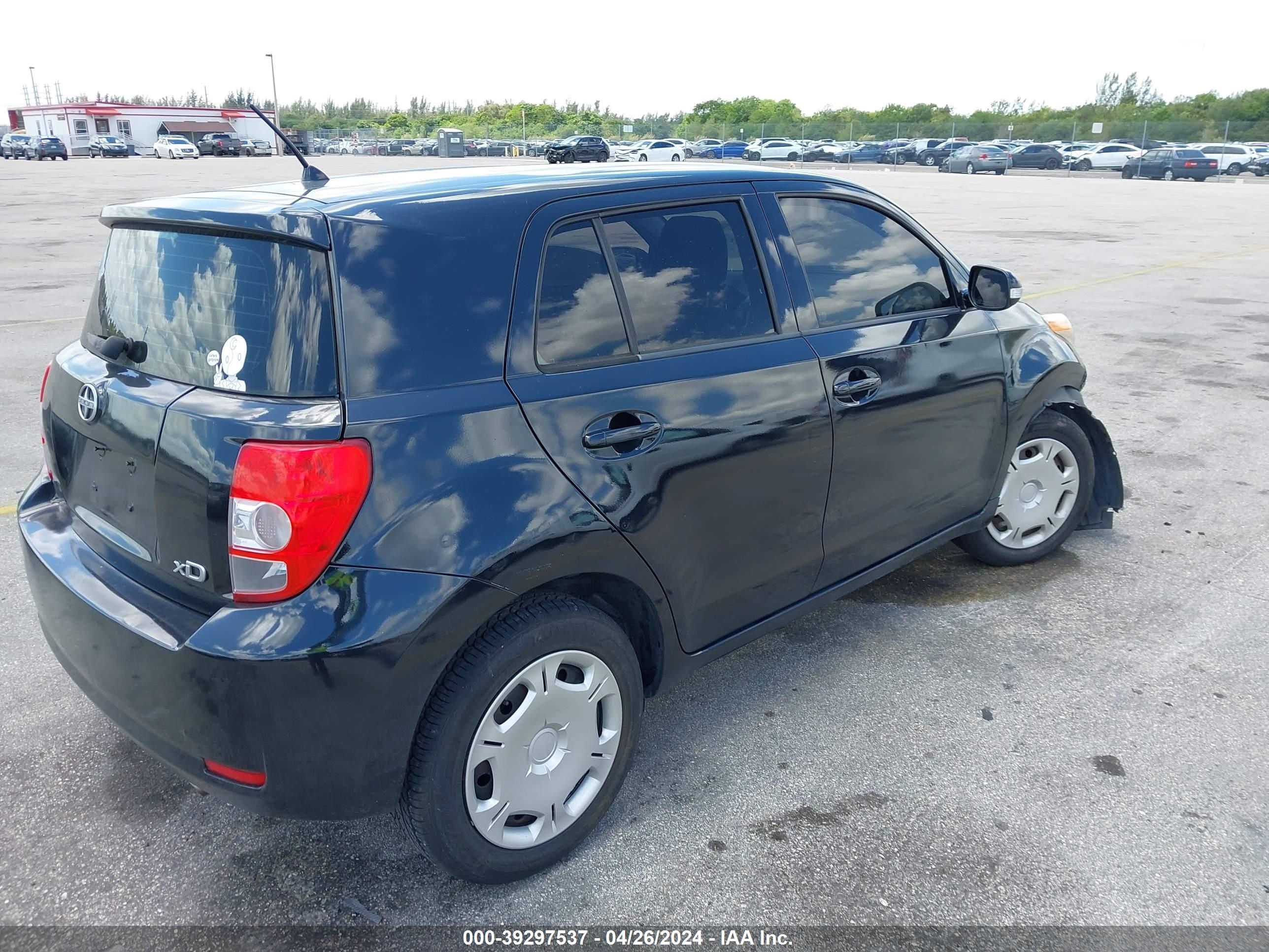 Photo 3 VIN: JTKKU104X8J028649 - SCION XD 