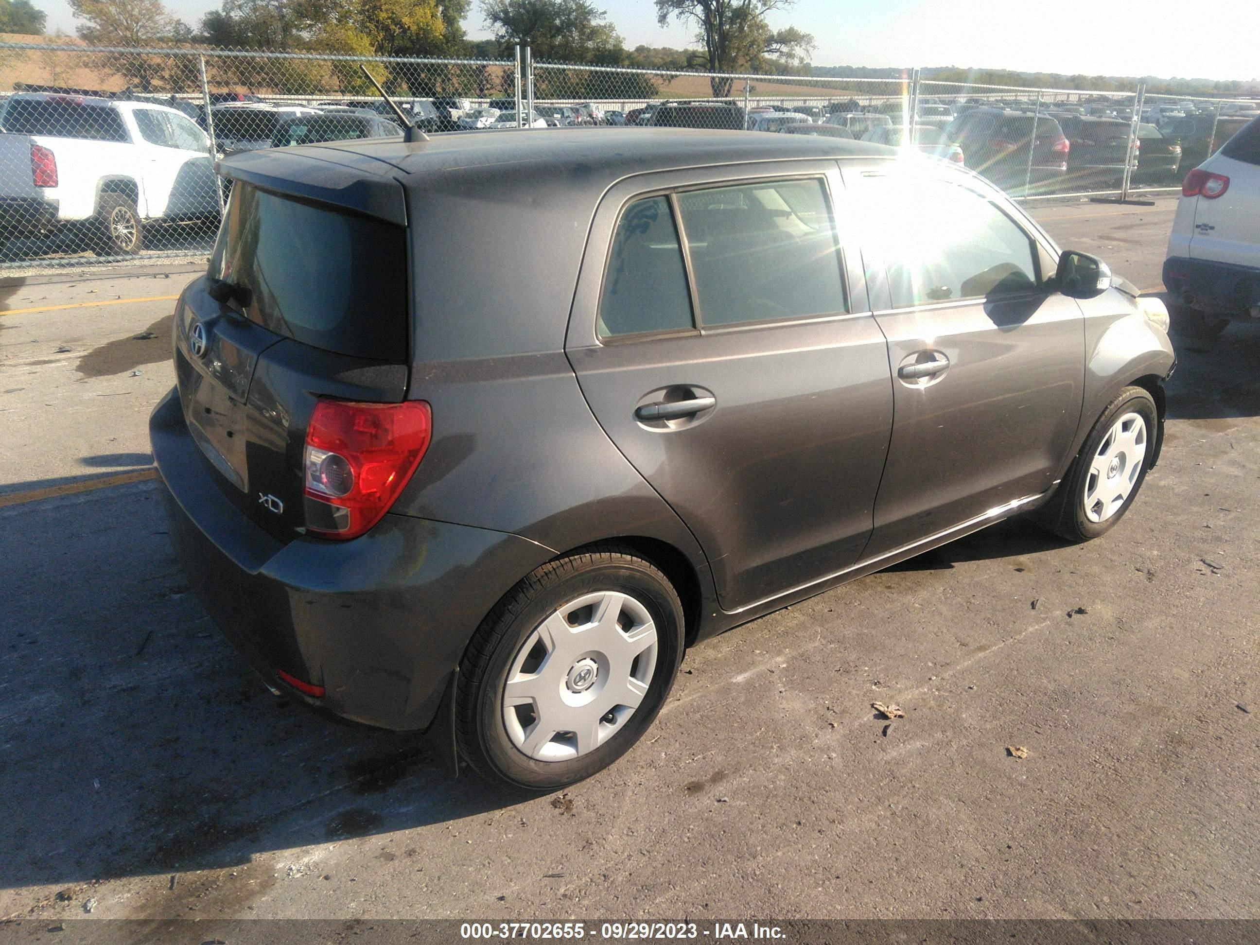 Photo 3 VIN: JTKKU4B44C1023602 - SCION XD 