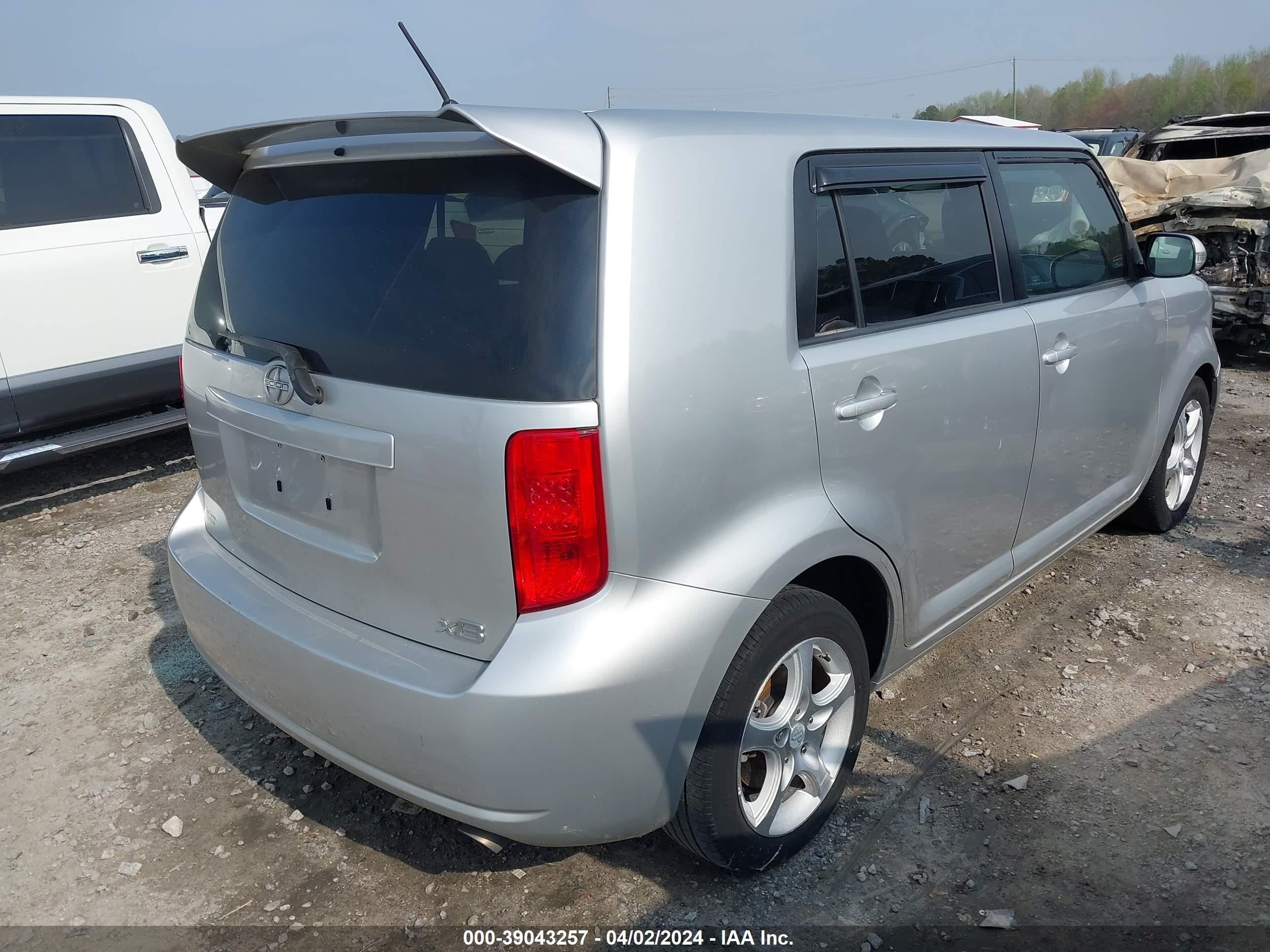 Photo 3 VIN: JTLKE50E081018317 - SCION XB 