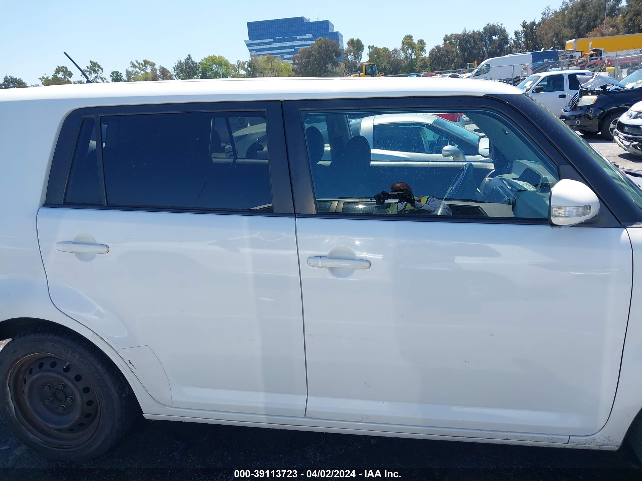 Photo 12 VIN: JTLKE50E181038091 - SCION XB 