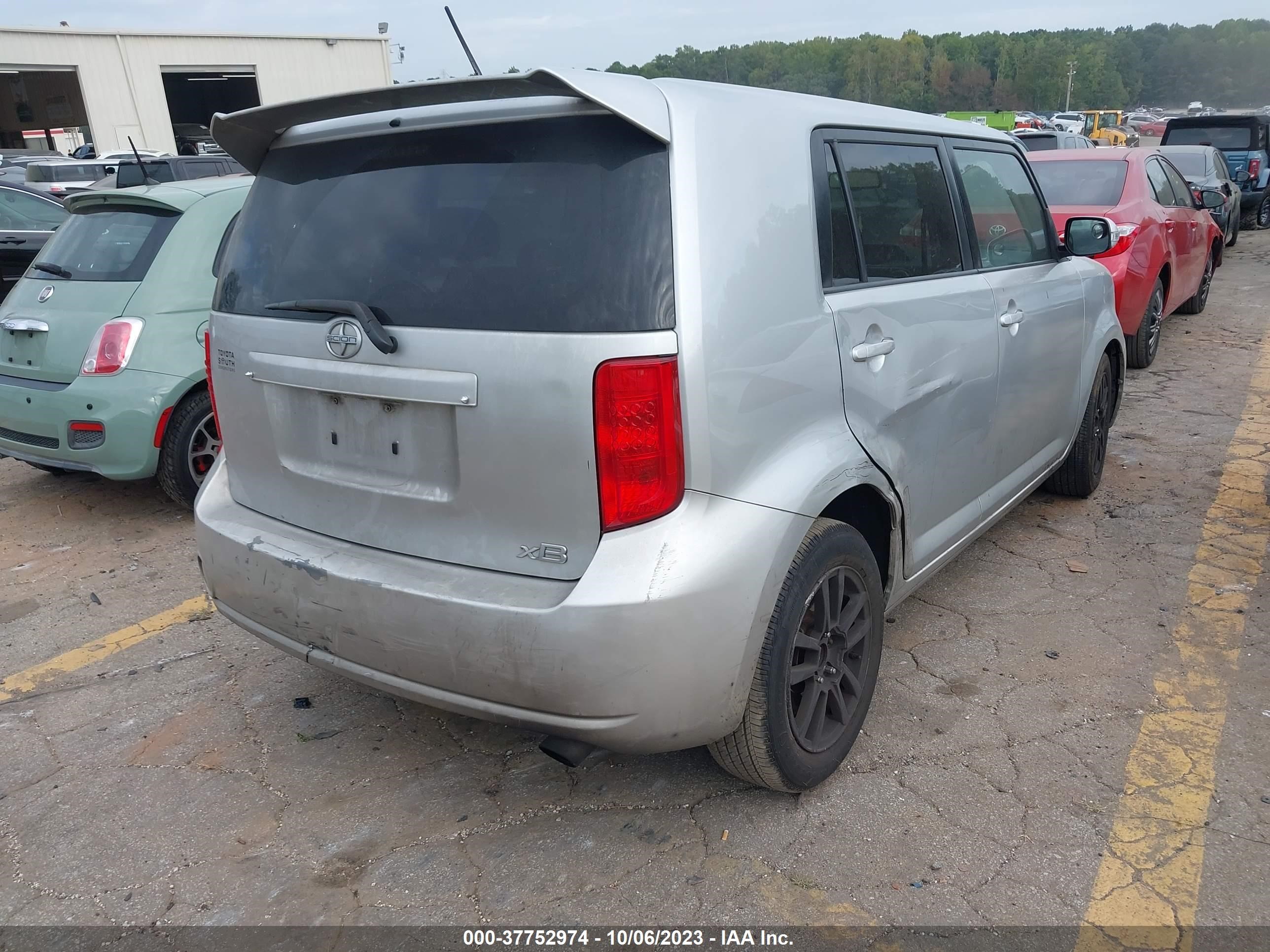 Photo 3 VIN: JTLKE50E281001180 - SCION XB 