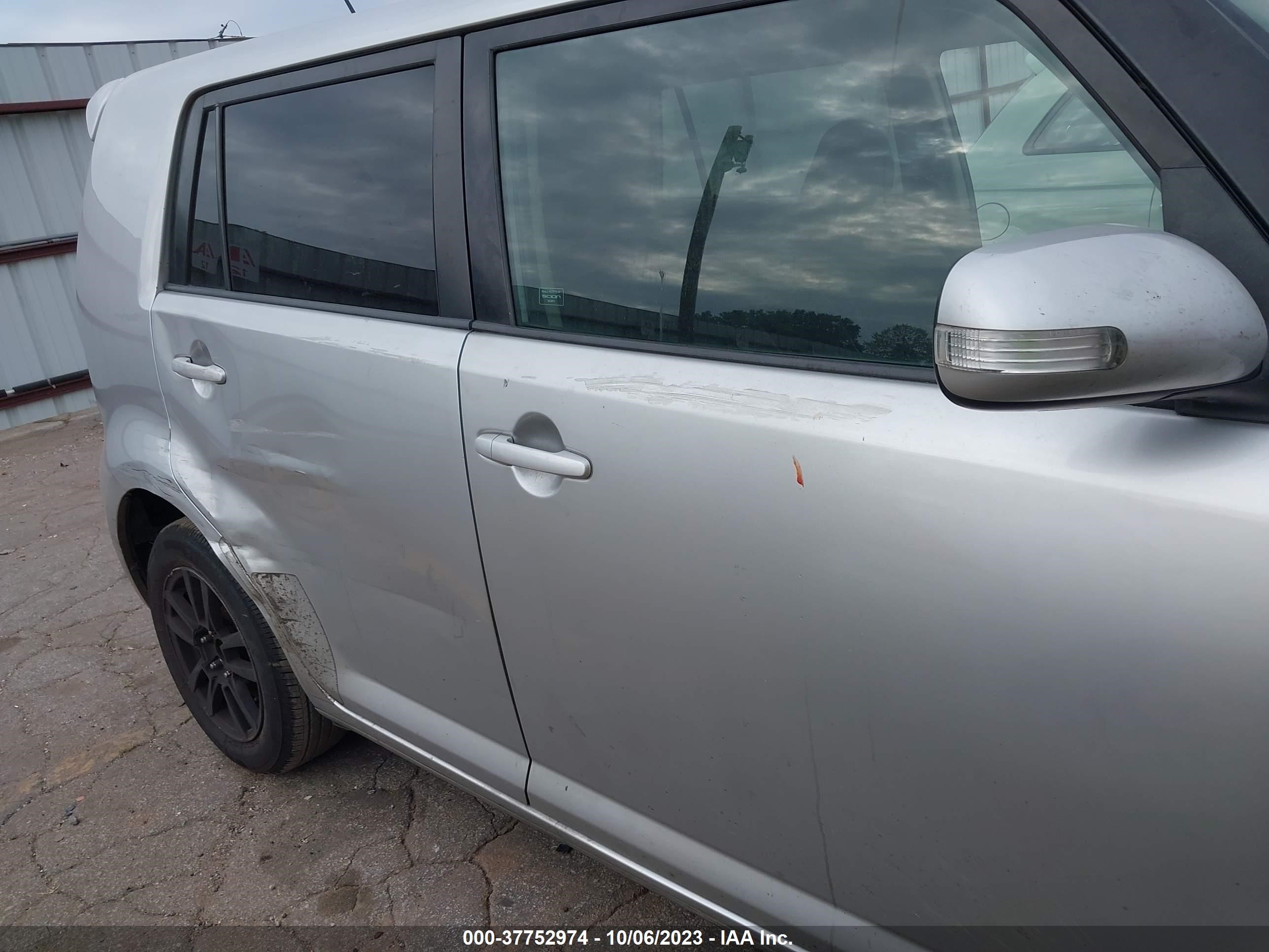 Photo 5 VIN: JTLKE50E281001180 - SCION XB 