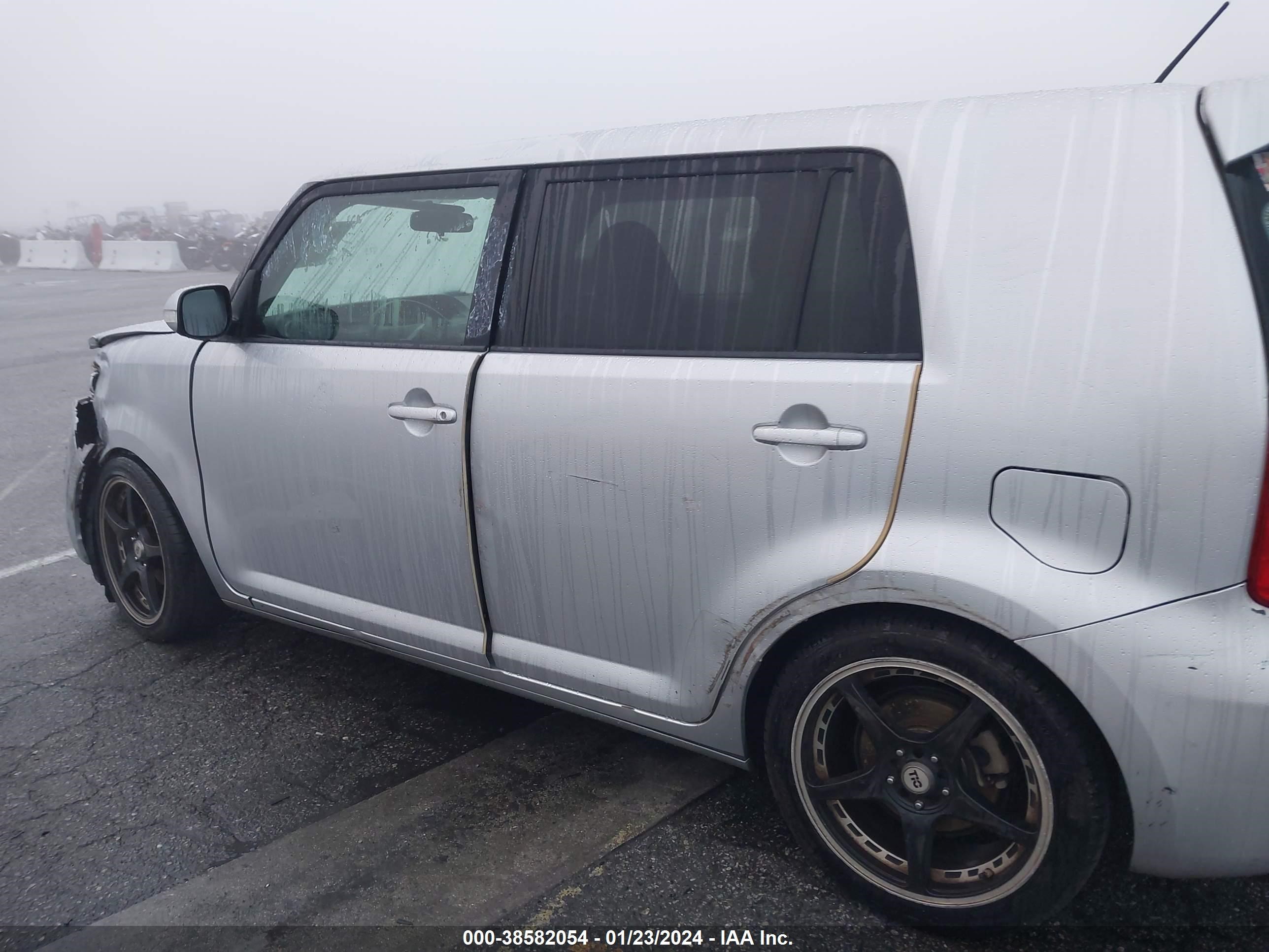 Photo 13 VIN: JTLKE50E281011417 - SCION XB 