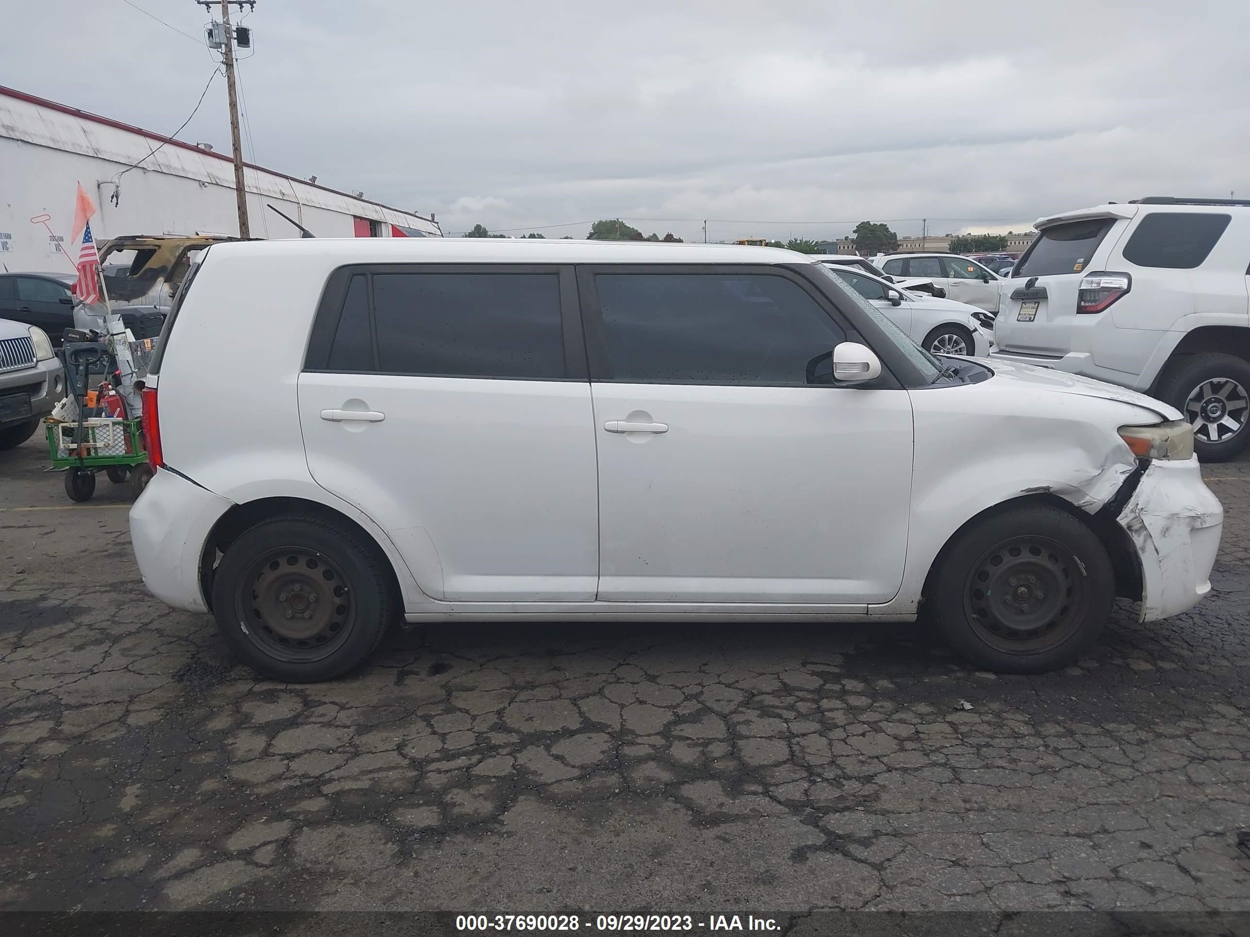 Photo 11 VIN: JTLKE50E281022658 - SCION XB 