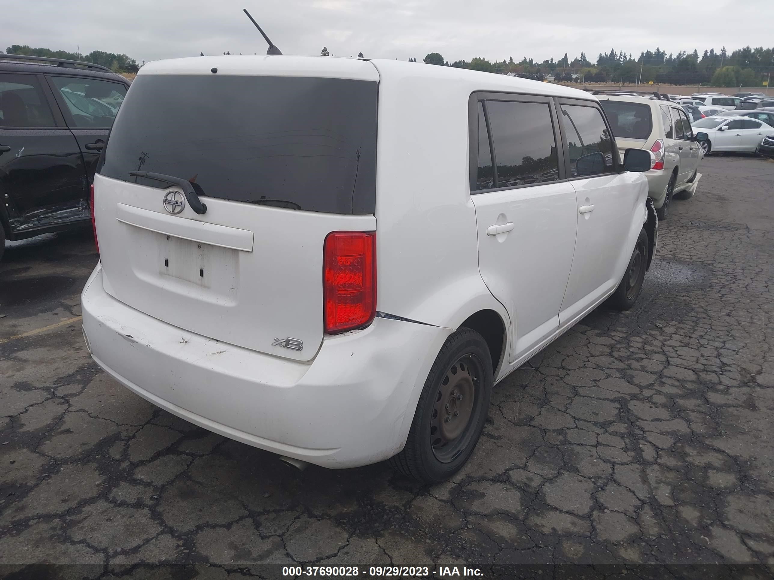 Photo 3 VIN: JTLKE50E281022658 - SCION XB 